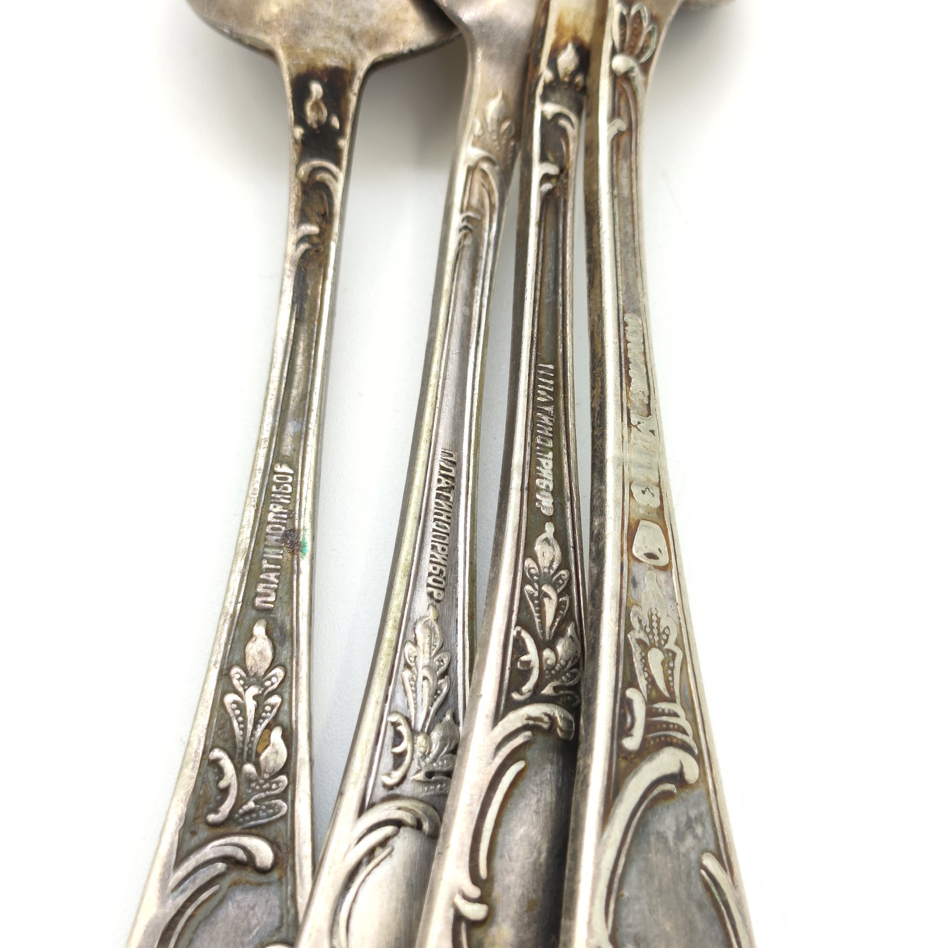 Набор из 4-х чайных ложек с орнаментированными черенками, металл, Московский платиновый завод «Платиноприбор» (МПЗ), СССР, 1930-1940 гг.