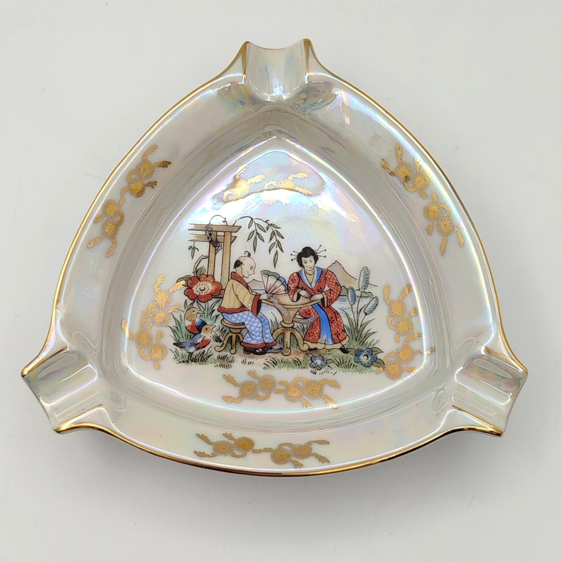 Пепельница треугольной формы "Гейша"