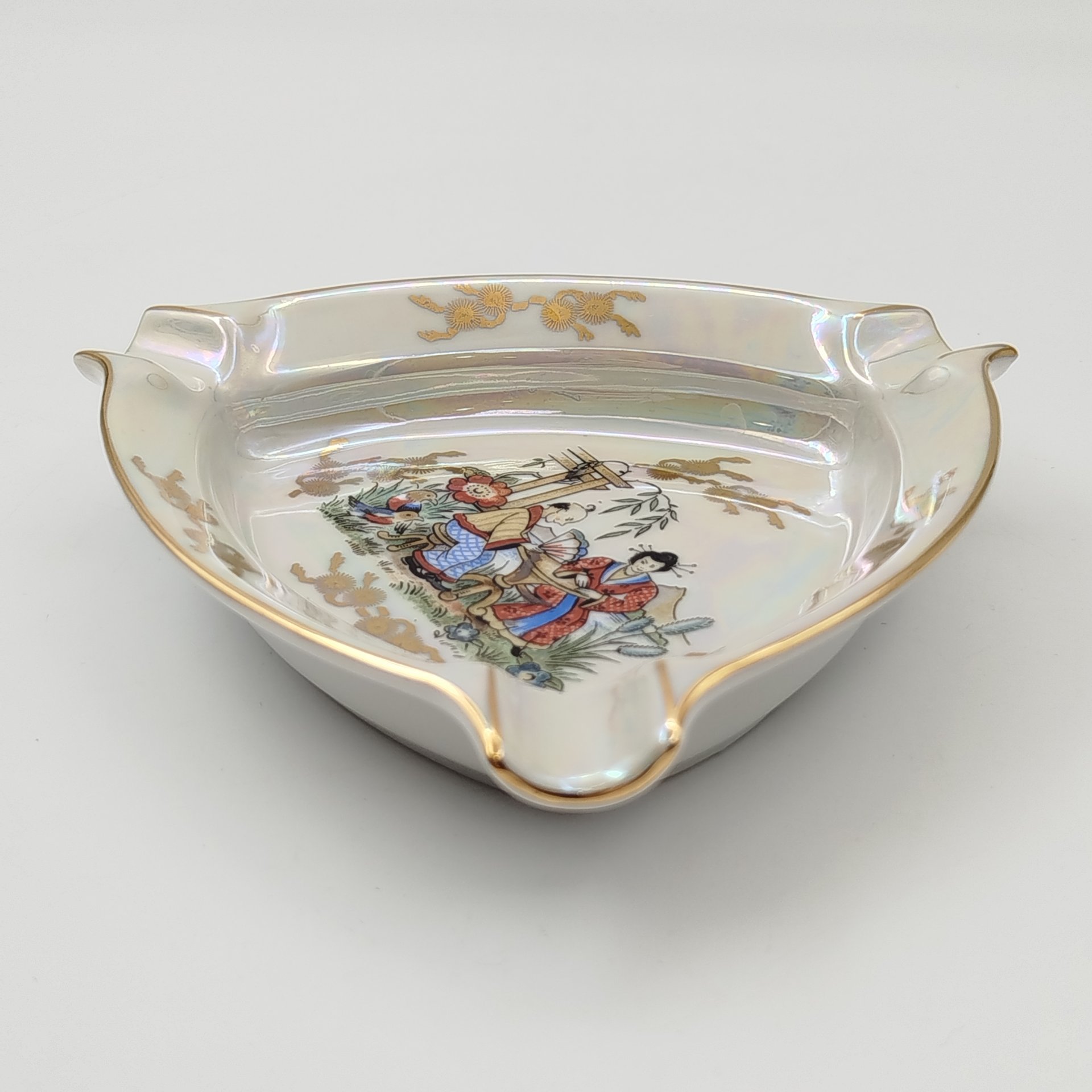 Пепельница треугольной формы "Гейша"