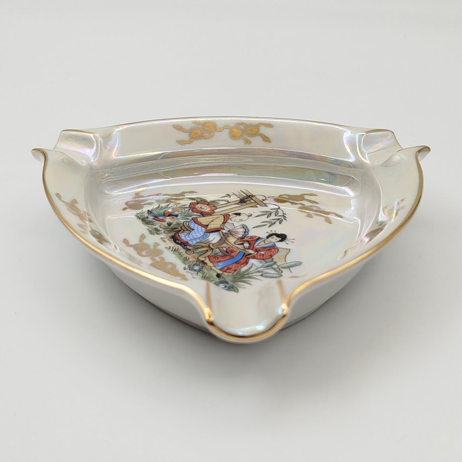 Пепельница треугольной формы "Гейша"