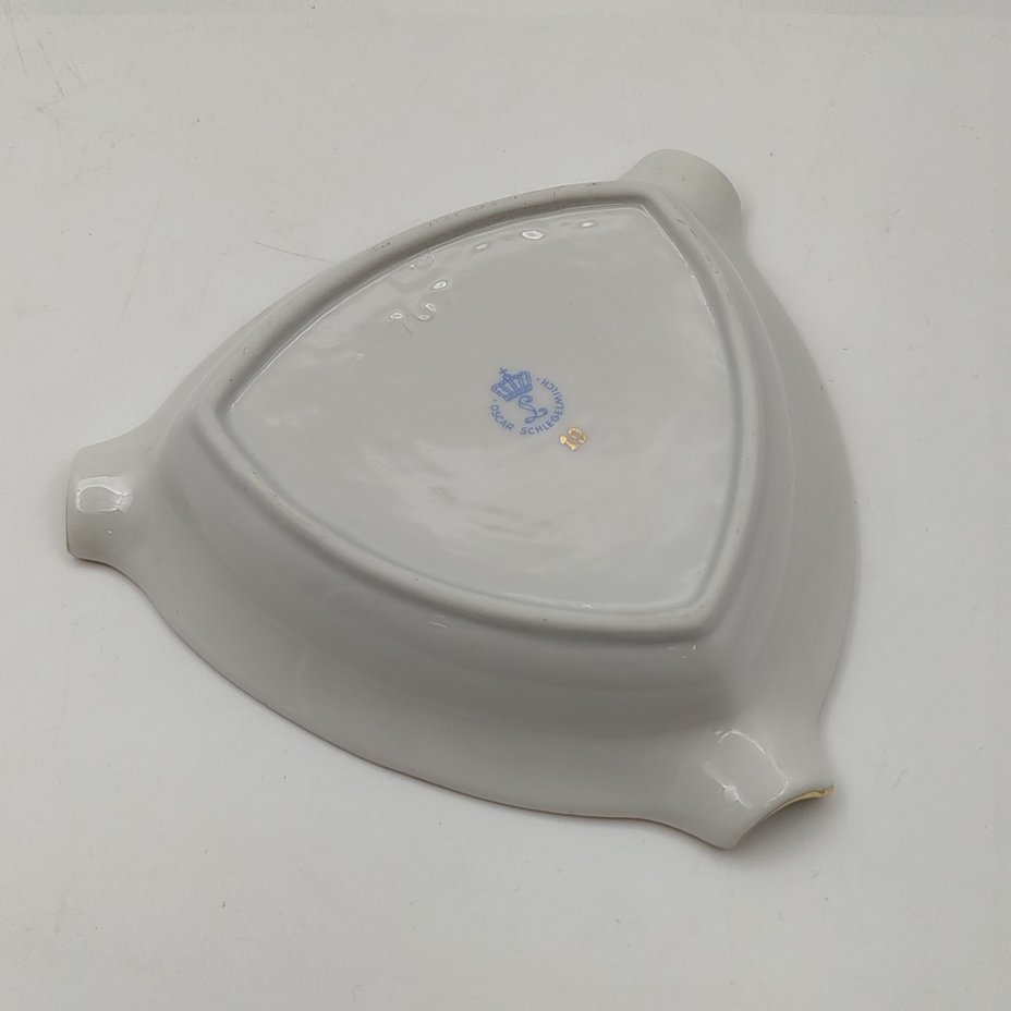 Пепельница треугольной формы "Гейша"