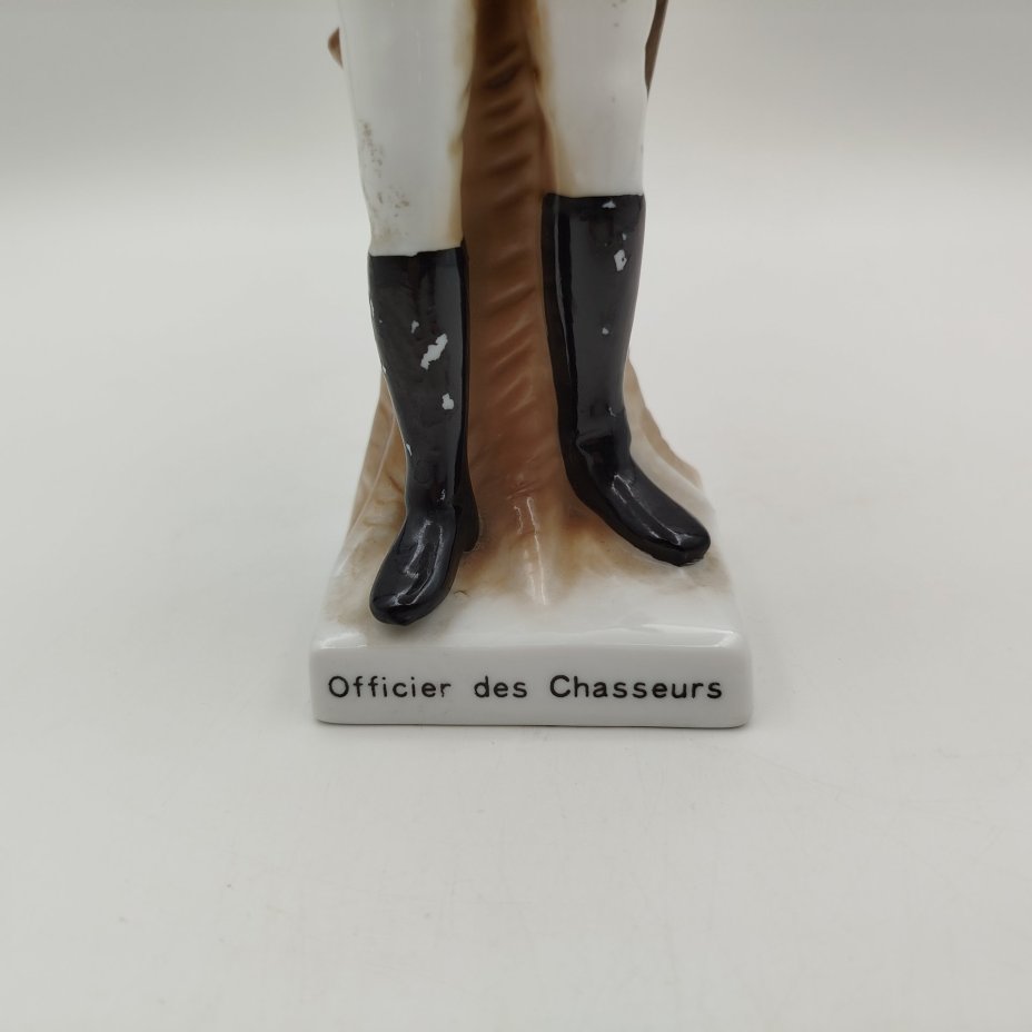 Статуэтка  «Офицер-охотник» ("Officier des Chasseurs")  из серии "Армия Наполеона", фарфор, роспись, золочение, Западная Европа, 1960-1980 гг.