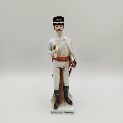 Статуэтка  «Офицер-охотник» ("Officier des Chasseurs")  из серии "Армия Наполеона", фарфор, роспись, золочение