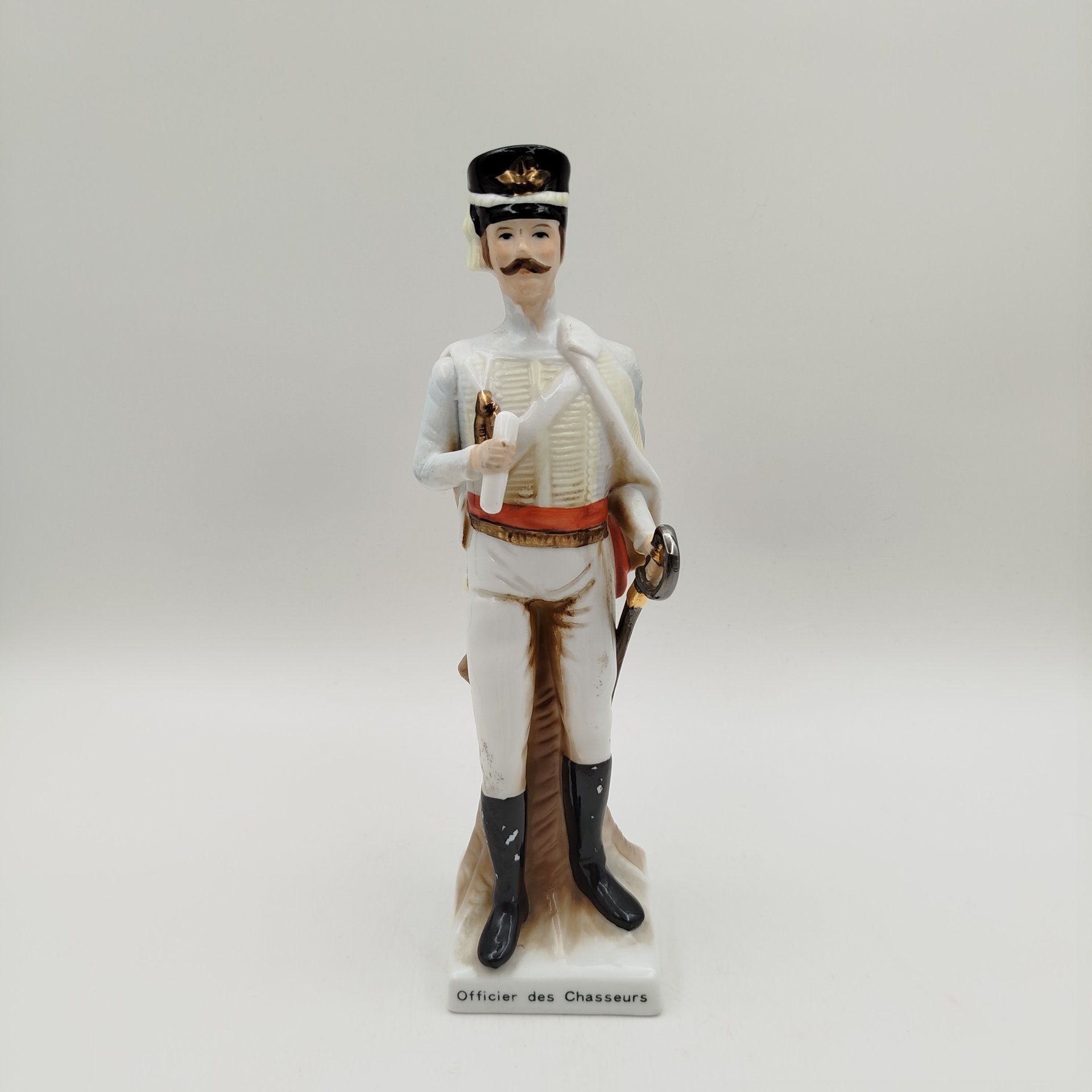 Статуэтка  «Офицер-охотник» ("Officier des Chasseurs")  из серии "Армия Наполеона", фарфор, роспись, золочение