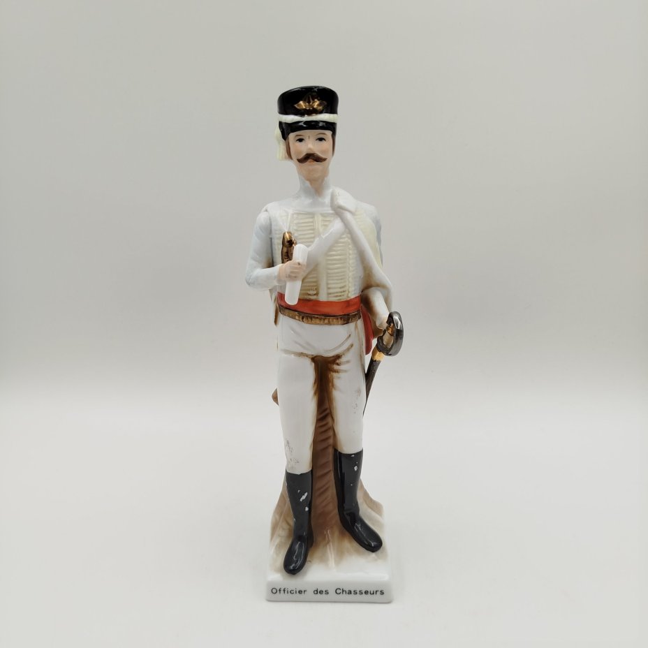 Статуэтка  «Офицер-охотник» ("Officier des Chasseurs")  из серии "Армия Наполеона", фарфор, роспись, золочение