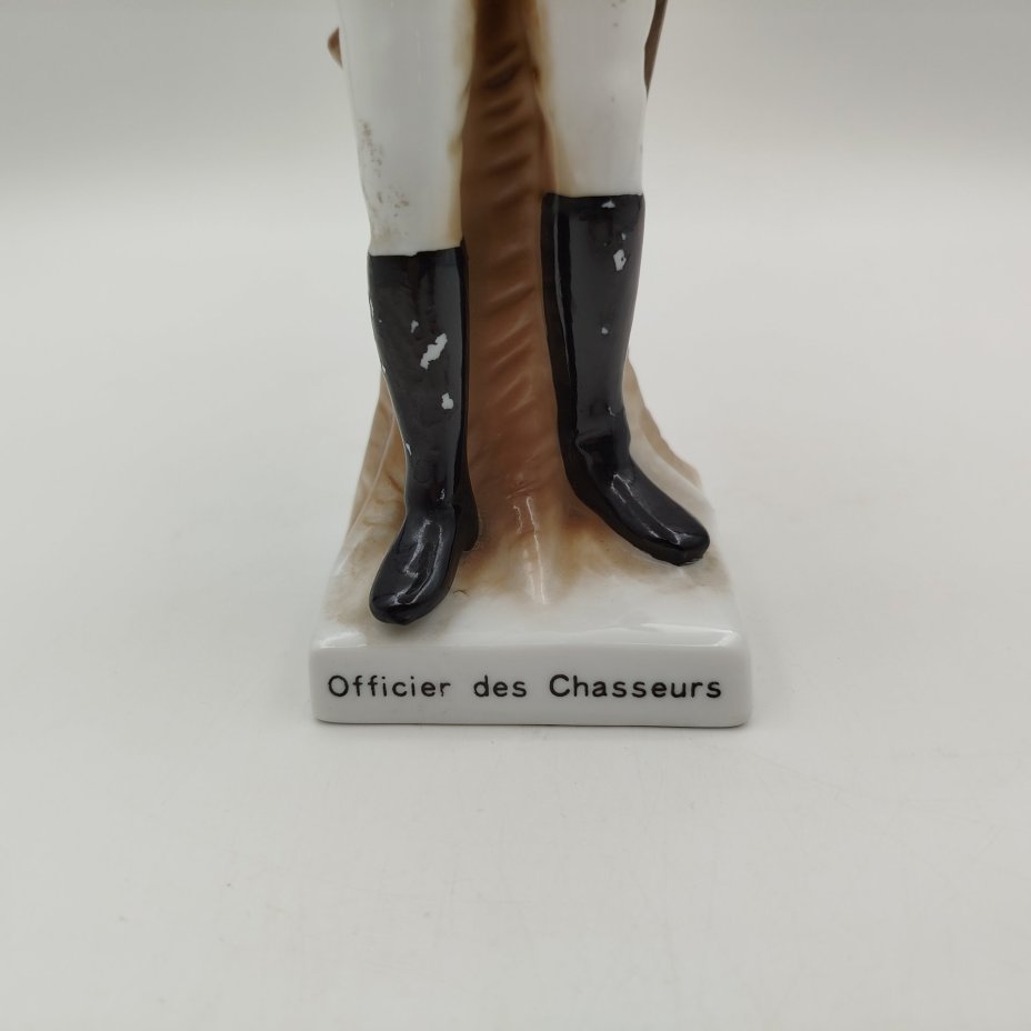 Статуэтка  «Офицер-охотник» ("Officier des Chasseurs")  из серии "Армия Наполеона", фарфор, роспись, золочение