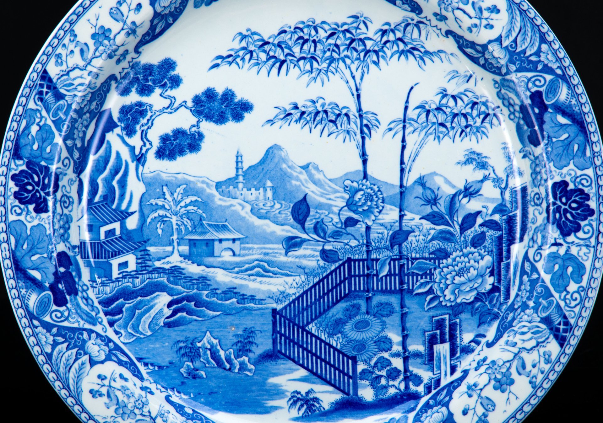 Блюдо в стиле шинуазри, фаянс, деколь, Wedgwood, Великобритания, 1850-1900 гг.