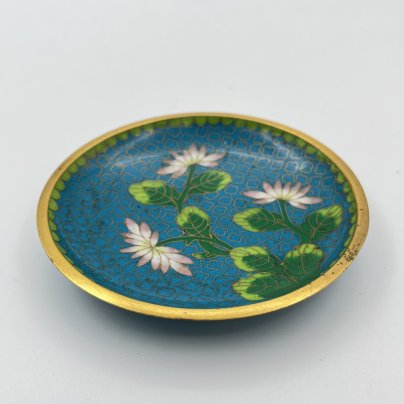 Розетка с цветочным декором на бирюзово-голубом узорчатом фоне с зеленой каймой, выполненная в технике клуазоне, латунь, перегородчатая эмаль, Китай, 1950-1980 гг.