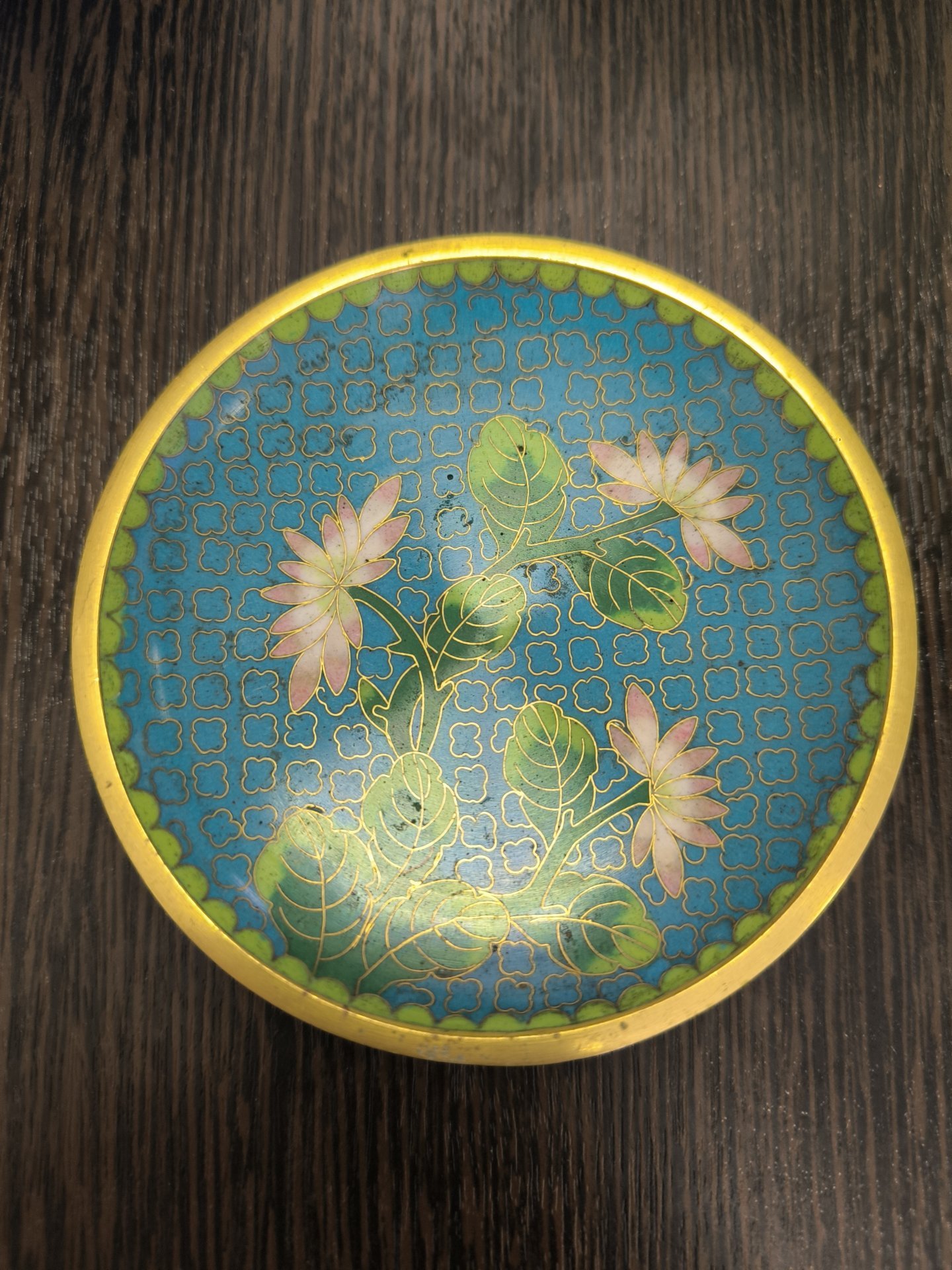 Розетка с цветочным декором на бирюзово-голубом узорчатом фоне с зеленой каймой, выполненная в технике клуазоне, латунь, перегородчатая эмаль, Китай, 1950-1980 гг.