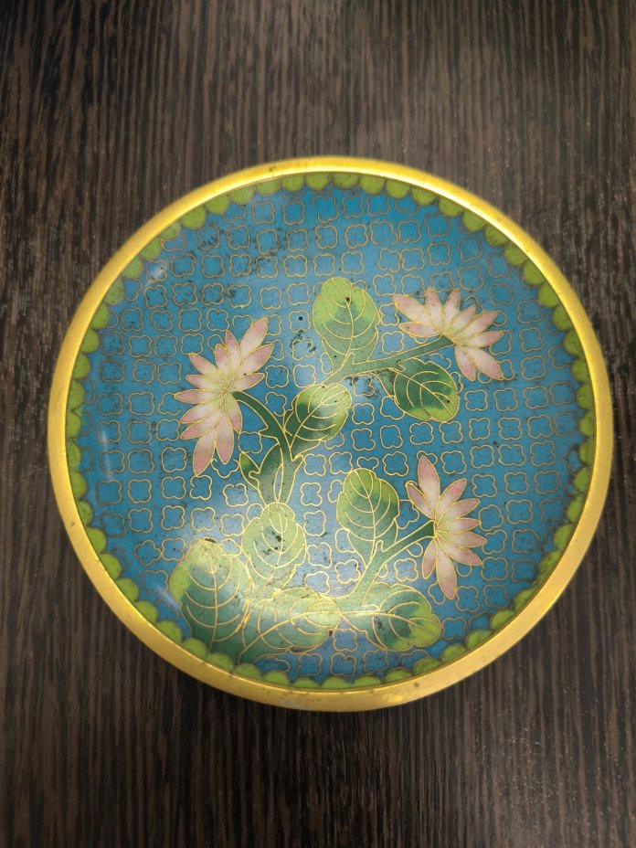 Розетка с цветочным декором на бирюзово-голубом узорчатом фоне с зеленой каймой, выполненная в технике клуазоне, латунь, перегородчатая эмаль, Китай, 1950-1980 гг.