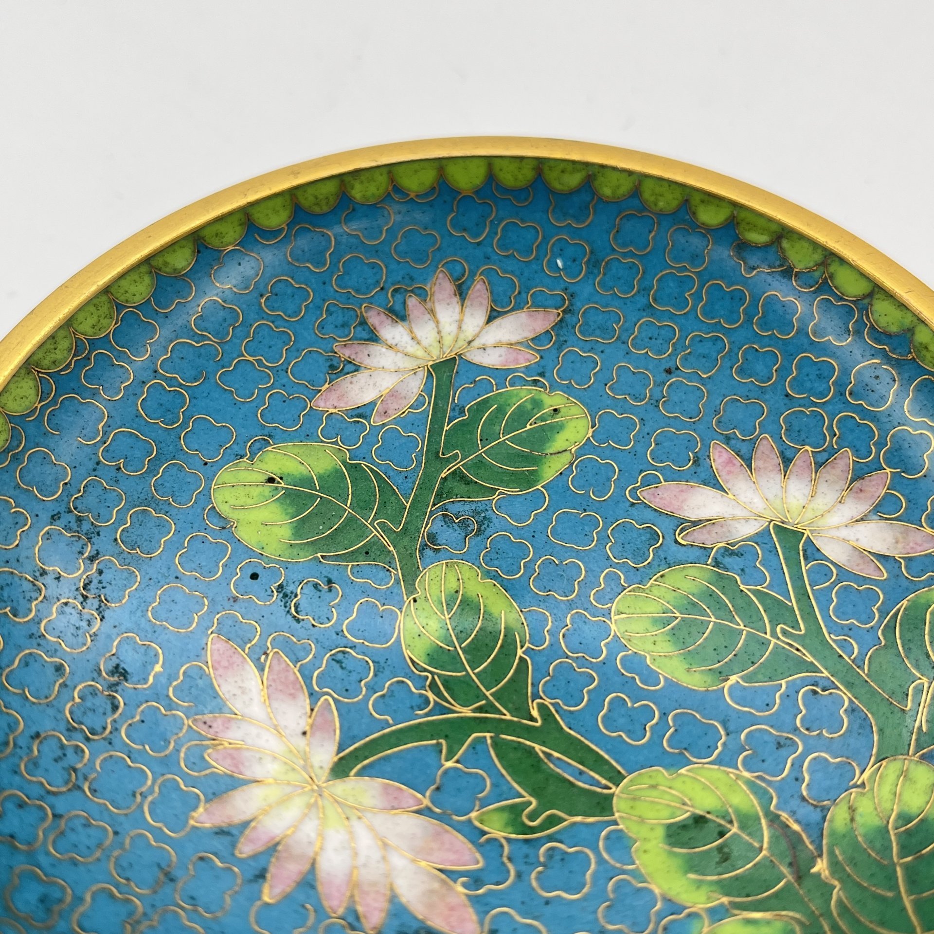 Розетка с цветочным декором на бирюзово-голубом узорчатом фоне с зеленой каймой, выполненная в технике клуазоне, латунь, перегородчатая эмаль, Китай, 1950-1980 гг.