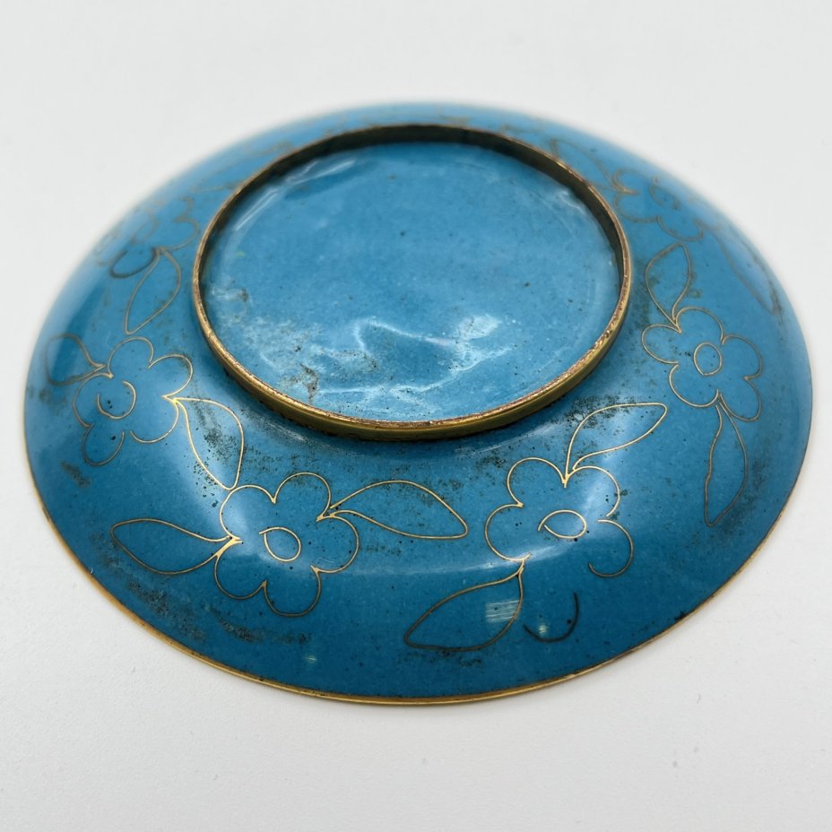 Розетка с цветочным декором на бирюзово-голубом узорчатом фоне с зеленой каймой, выполненная в технике клуазоне, латунь, перегородчатая эмаль, Китай, 1950-1980 гг.