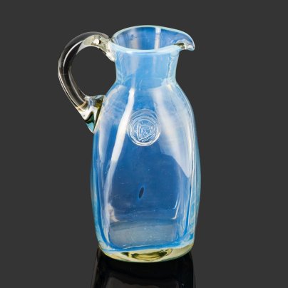 Кувшин с рельефным медальоном на тулове, стекло, опаловое стекло, гутная техника, Львовская керамико-скульптурная фабрика (ЛКСФ), СССР, 1960-1990 гг.