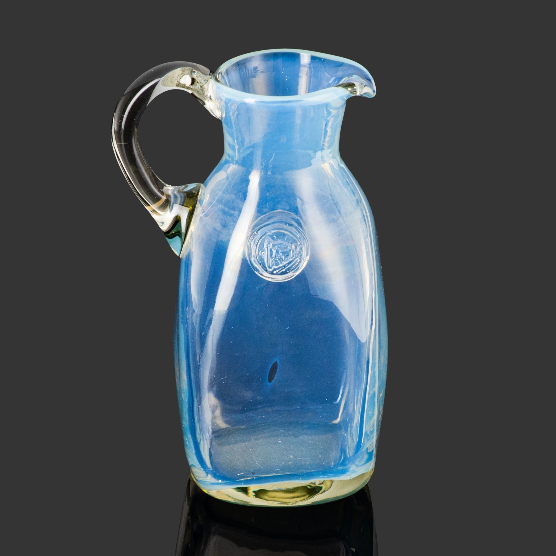 Кувшин с рельефным медальоном на тулове, стекло, опаловое стекло, гутная техника, Львовская керамико-скульптурная фабрика (ЛКСФ), СССР, 1960-1990 гг.