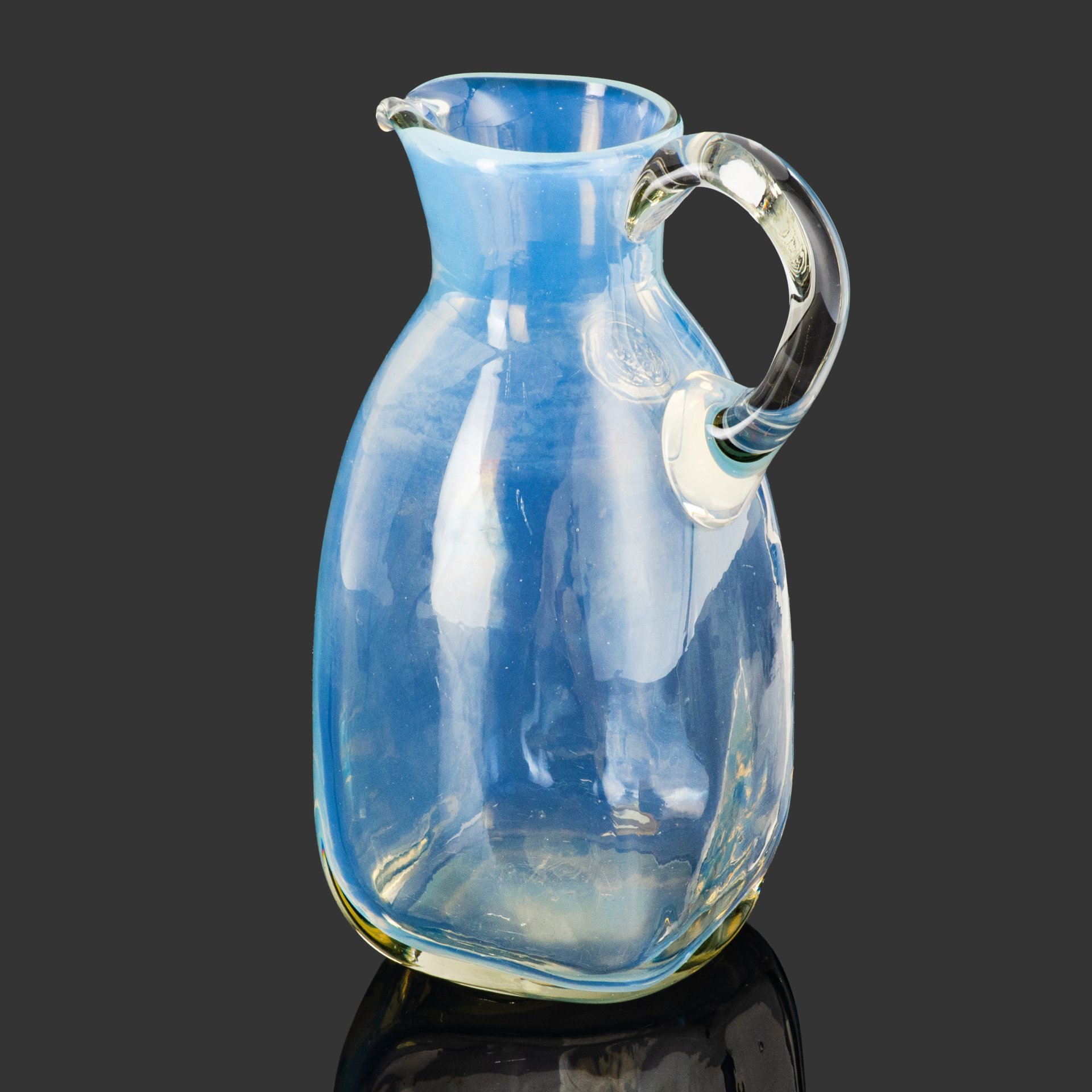 Кувшин с рельефным медальоном на тулове, стекло, опаловое стекло, гутная техника, Львовская керамико-скульптурная фабрика (ЛКСФ), СССР, 1960-1990 гг.