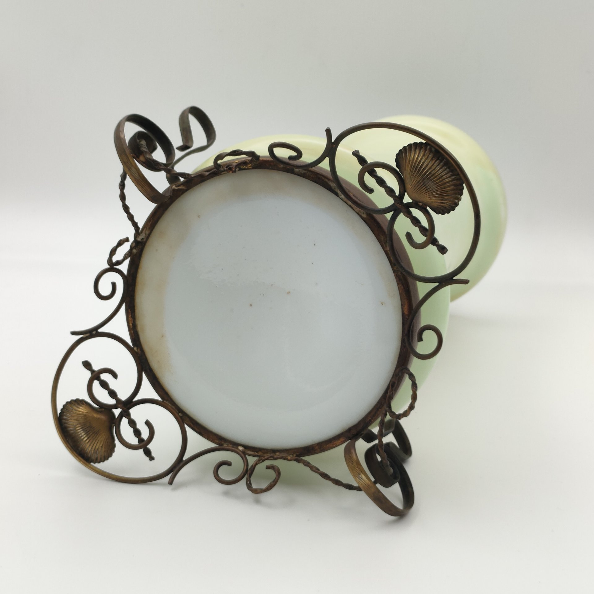 Ваза в металлической оплетке с изображением играющих детей, стекло, деколь, роспись, сплав металлов, Европа, 1950-1970 гг.