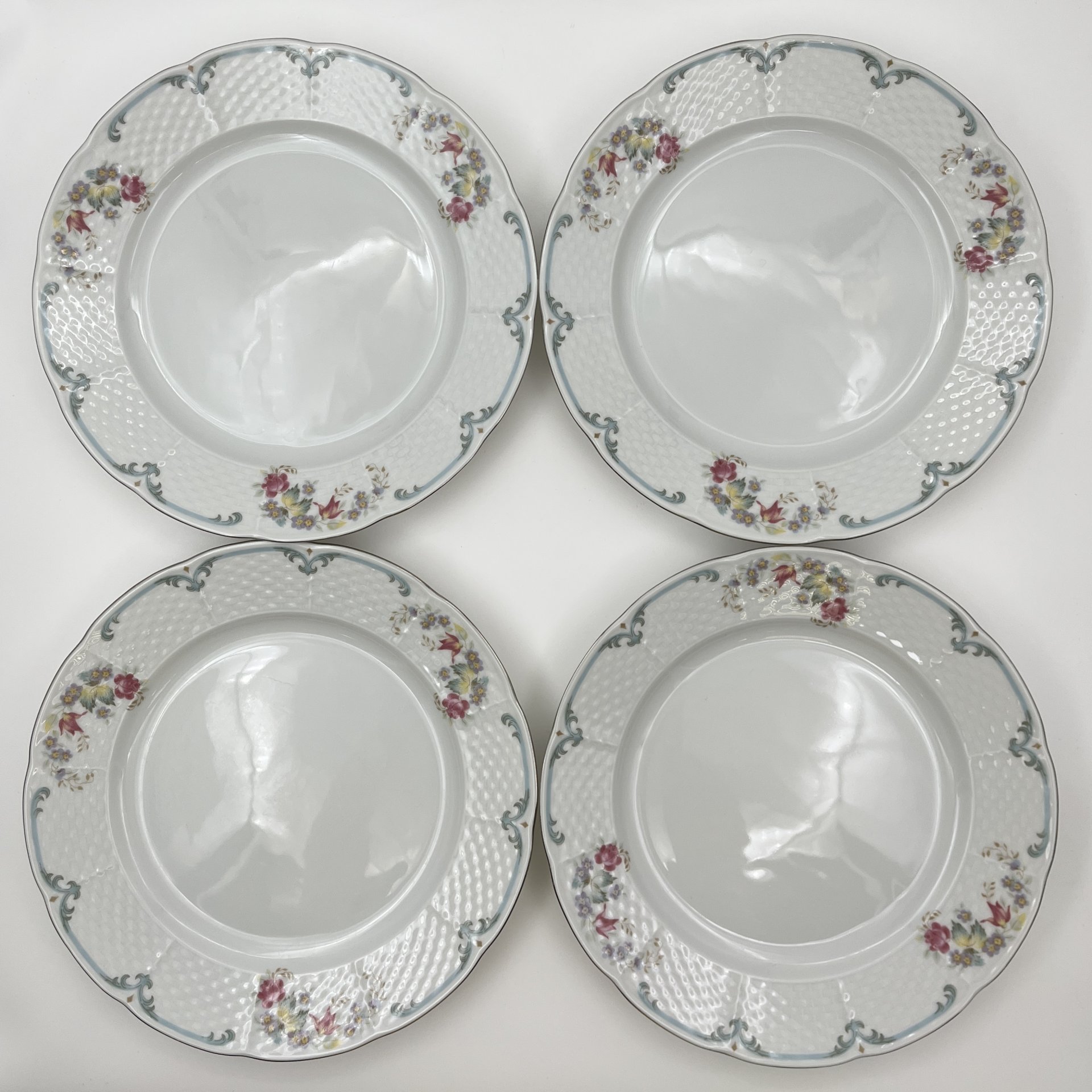 Набор обеденных тарелок с цветочным декором на 4 персоны, фарфор, деколь, Thun (Тун), Чехия, 2000-2020 гг.