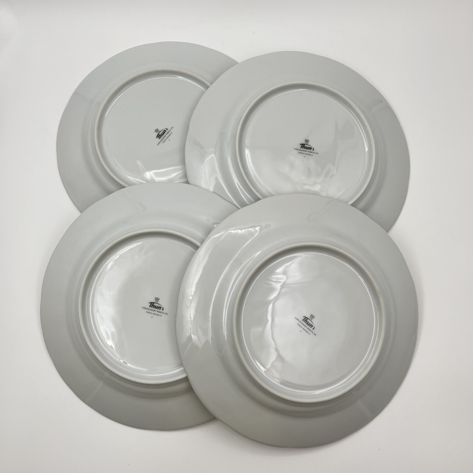 Набор обеденных тарелок с цветочным декором на 4 персоны, фарфор, деколь, Thun (Тун), Чехия, 2000-2020 гг.