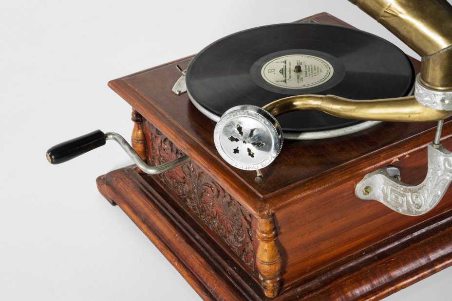 Граммофон "His master's voice"