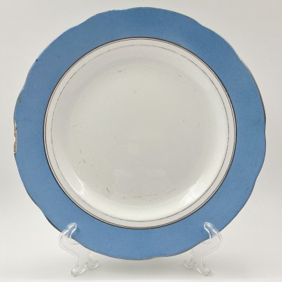Тарелка обеденная с голубым кантом, фаянс, крытье, золочение, Фабрика И.Е. Кузнецова на Волхове, Российская империя, 1913-1917 гг.