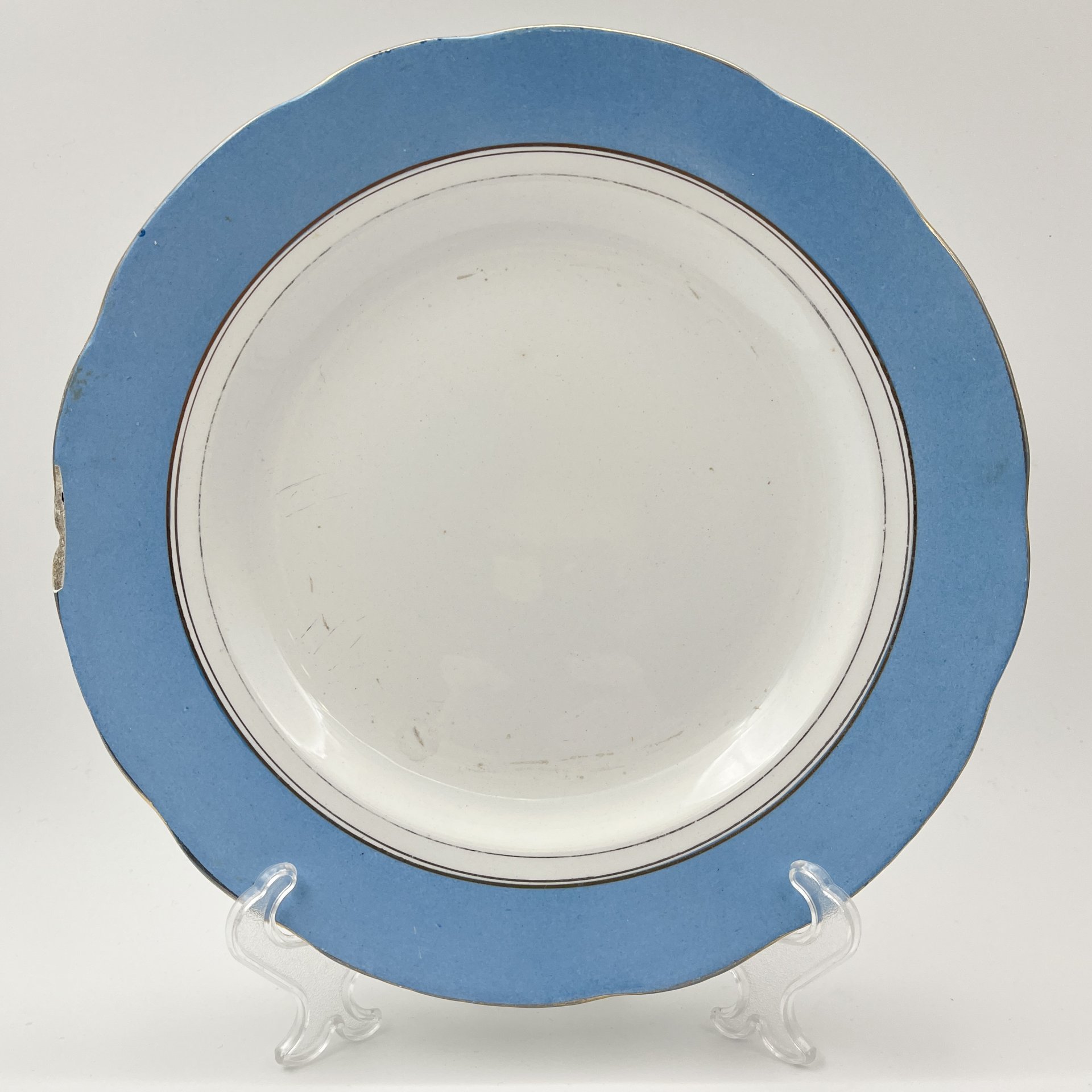 Тарелка обеденная с голубым кантом, фаянс, крытье, золочение, Фабрика И.Е. Кузнецова на Волхове, Российская империя, 1913-1917 гг.