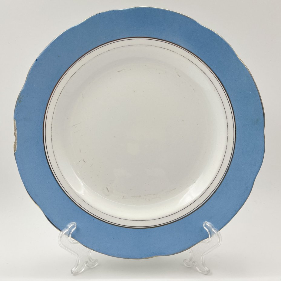Тарелка обеденная с голубым кантом, фаянс, крытье, золочение, Фабрика И.Е. Кузнецова на Волхове, Российская империя, 1913-1917 гг.