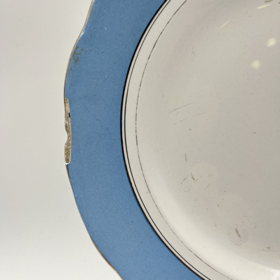 Тарелка обеденная с голубым кантом, фаянс, крытье, золочение, Фабрика И.Е. Кузнецова на Волхове, Российская империя, 1913-1917 гг.