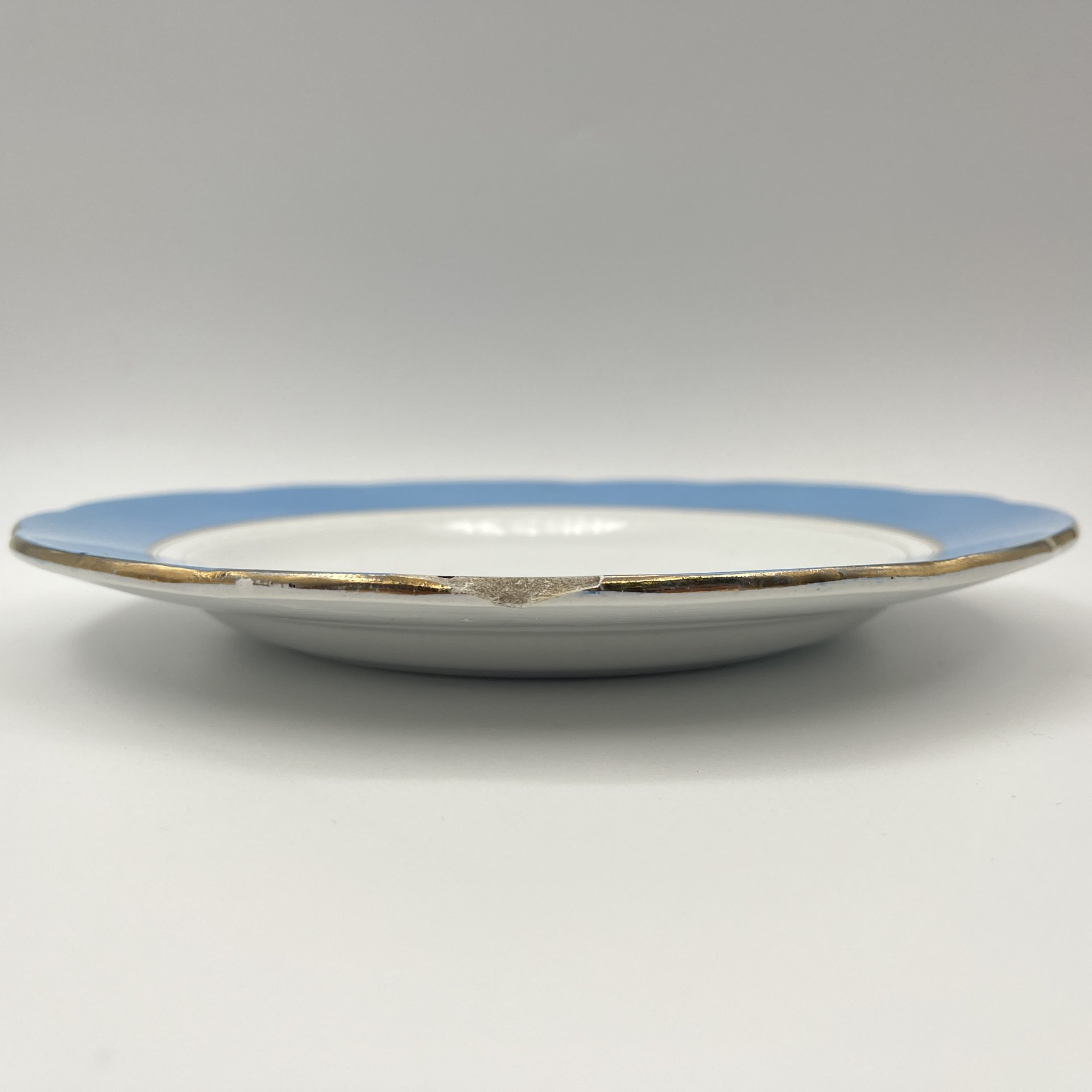 Тарелка обеденная с голубым кантом, фаянс, крытье, золочение, Фабрика И.Е. Кузнецова на Волхове, Российская империя, 1913-1917 гг.