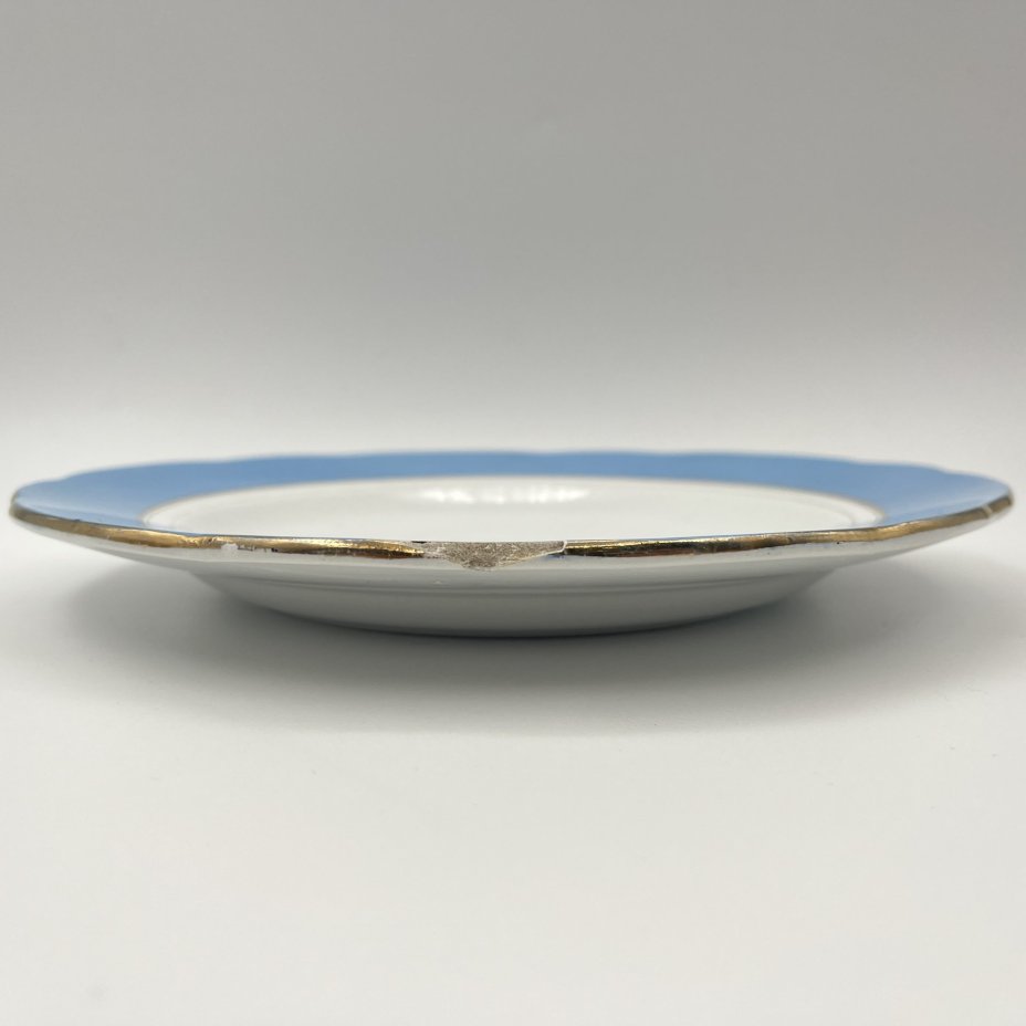 Тарелка обеденная с голубым кантом, фаянс, крытье, золочение, Фабрика И.Е. Кузнецова на Волхове, Российская империя, 1913-1917 гг.