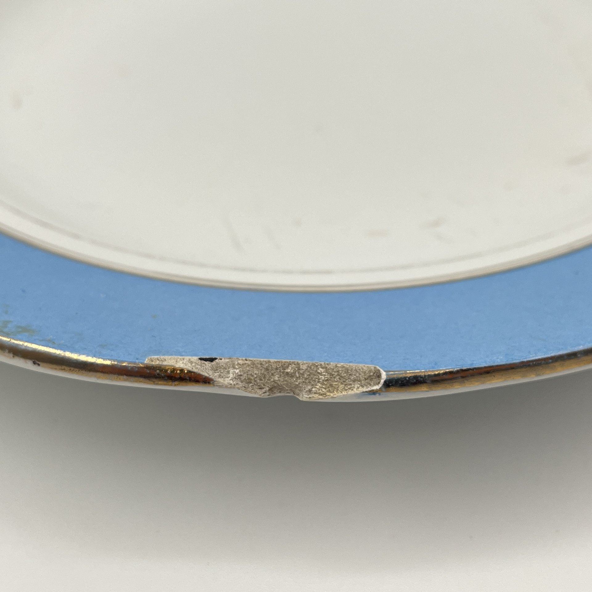 Тарелка обеденная с голубым кантом, фаянс, крытье, золочение, Фабрика И.Е. Кузнецова на Волхове, Российская империя, 1913-1917 гг.