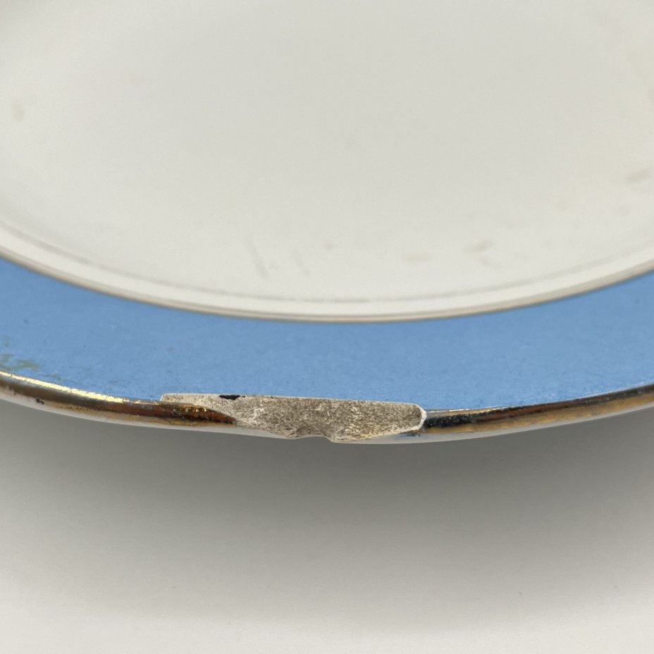 Тарелка обеденная с голубым кантом, фаянс, крытье, золочение, Фабрика И.Е. Кузнецова на Волхове, Российская империя, 1913-1917 гг.