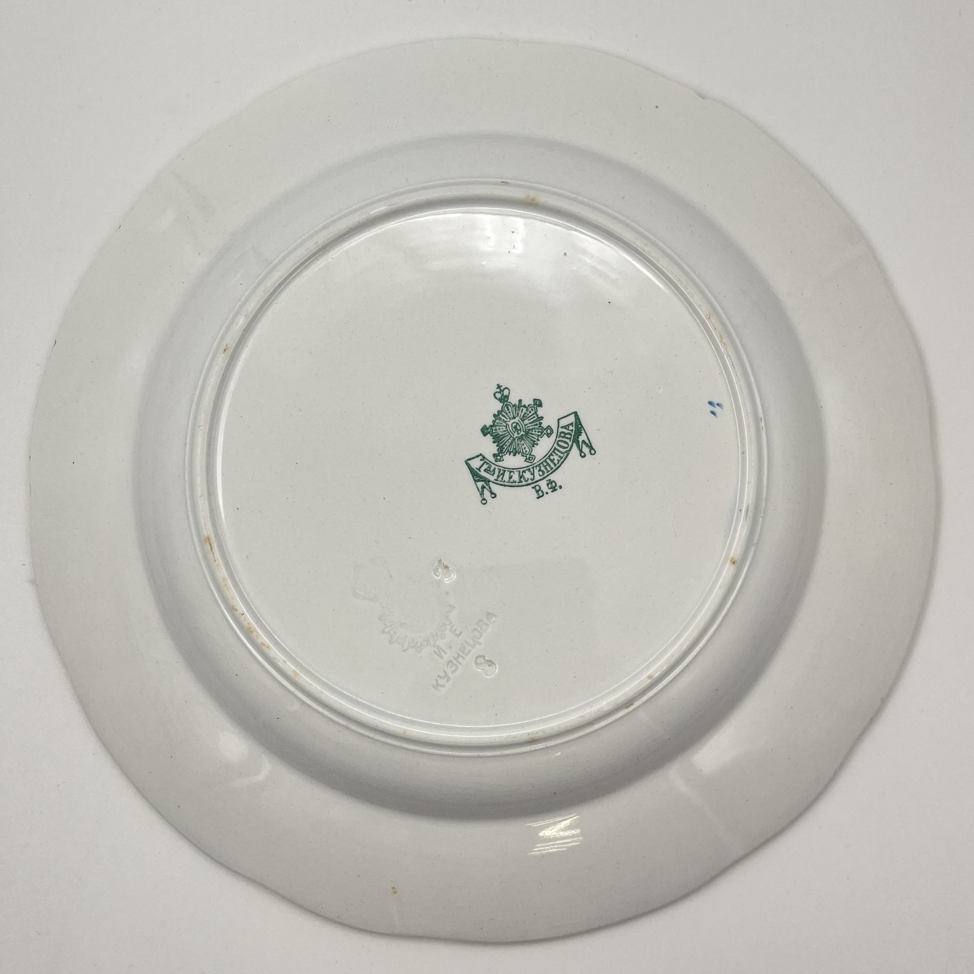 Тарелка обеденная с голубым кантом, фаянс, крытье, золочение, Фабрика И.Е. Кузнецова на Волхове, Российская империя, 1913-1917 гг.