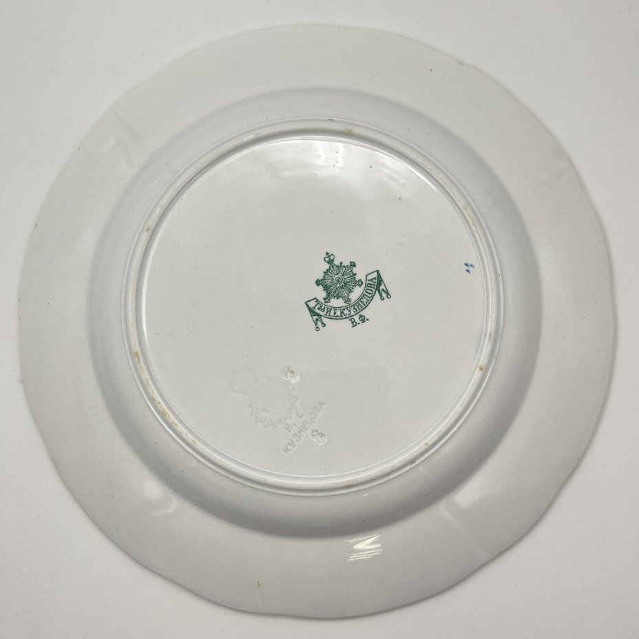 Тарелка обеденная с голубым кантом, фаянс, крытье, золочение, Фабрика И.Е. Кузнецова на Волхове, Российская империя, 1913-1917 гг.