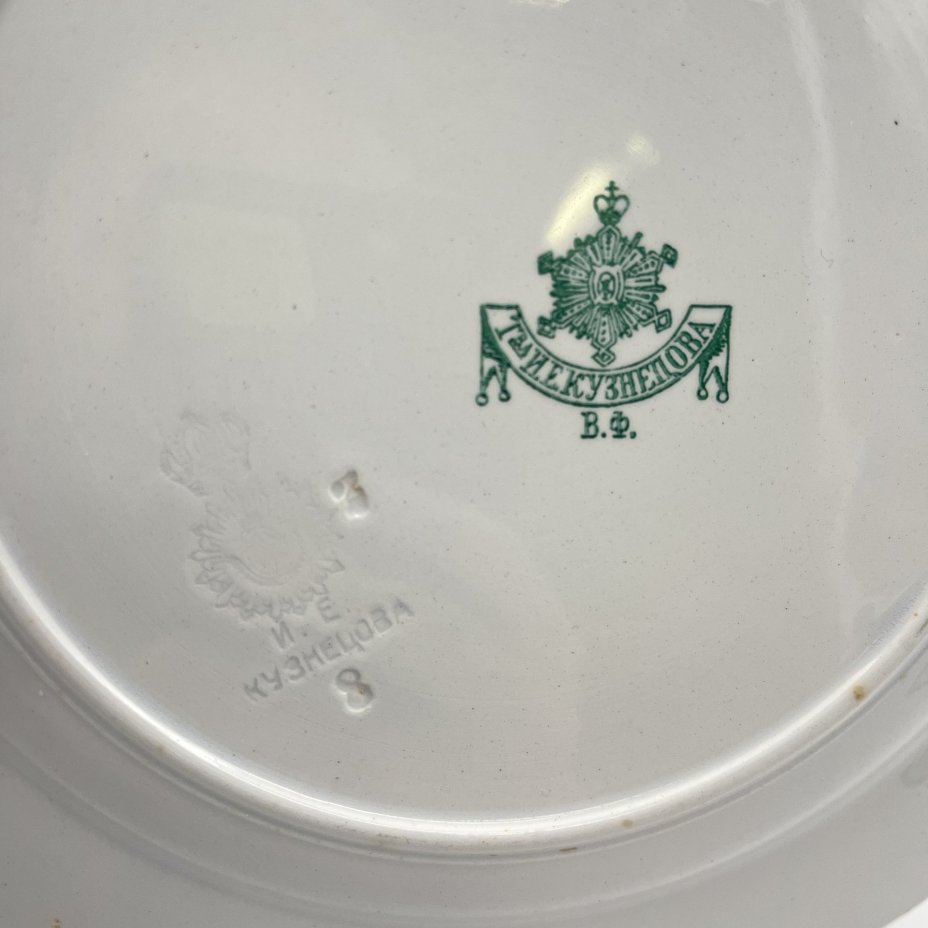 Тарелка обеденная с голубым кантом, фаянс, крытье, золочение, Фабрика И.Е. Кузнецова на Волхове, Российская империя, 1913-1917 гг.