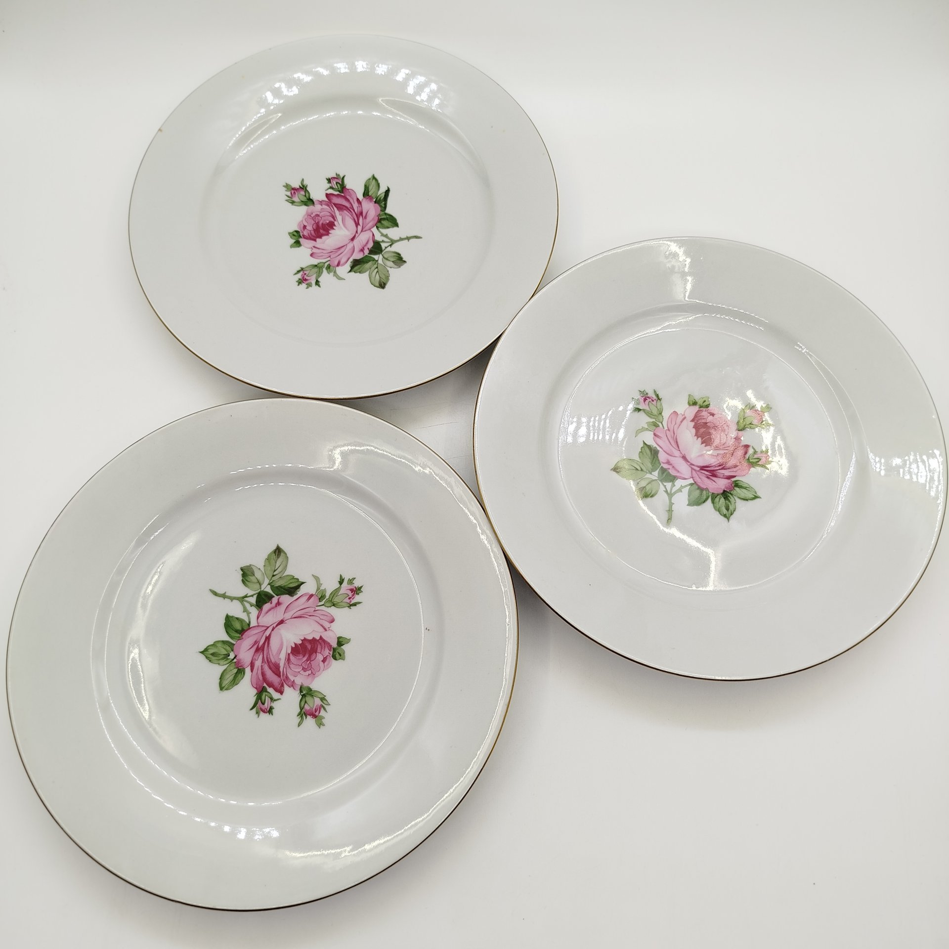 Набор из 3-х обеденных тарелок, украшенных изображением розы