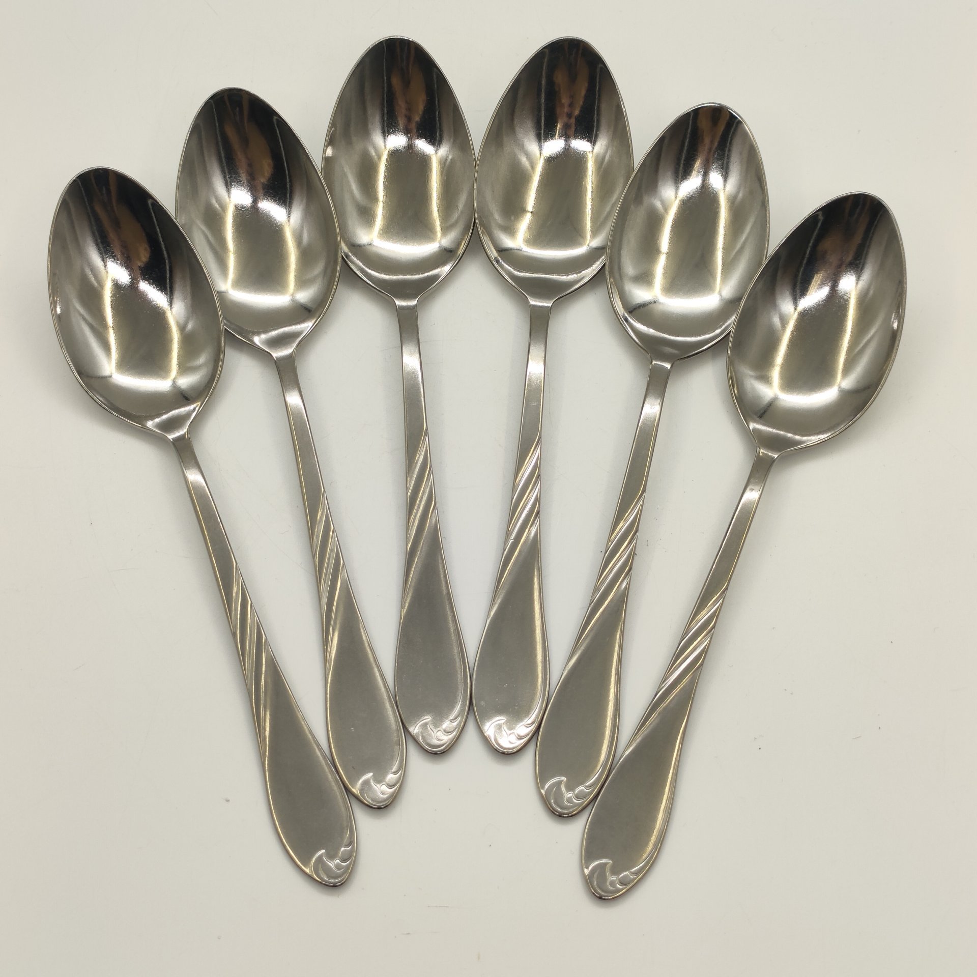 Набор из 6-ти столовых ложек, украшенных растительным декором, нержавеющая сталь, Павловский завод художественных металлоизделий им. С.М. Кирова, СССР, 1973-1991 гг.