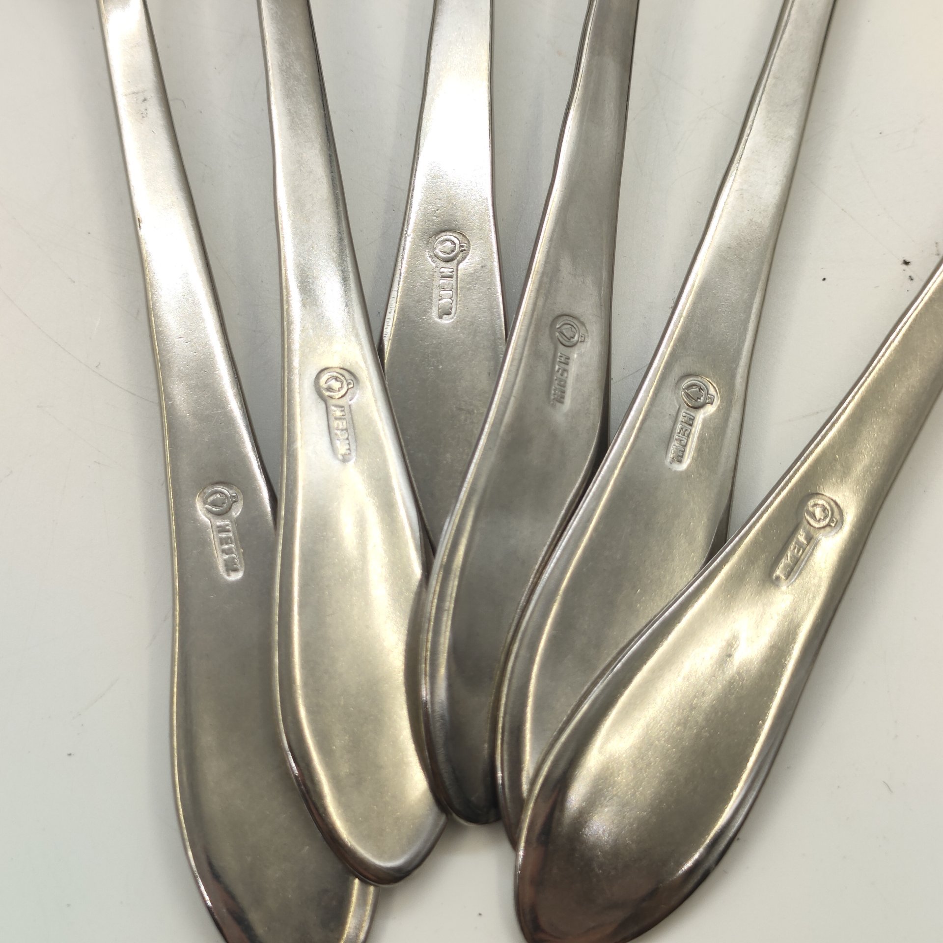 Набор из 6-ти столовых ложек, украшенных растительным декором, нержавеющая сталь, Павловский завод художественных металлоизделий им. С.М. Кирова, СССР, 1973-1991 гг.