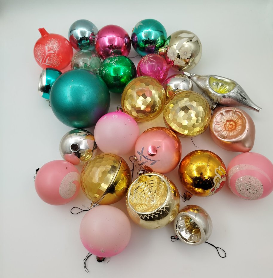 Набор из 25-ти ёлочных игрушек в виде шаров и фонариков, стекло, краска, металл, пластик, СССР, 1950-1980 гг.