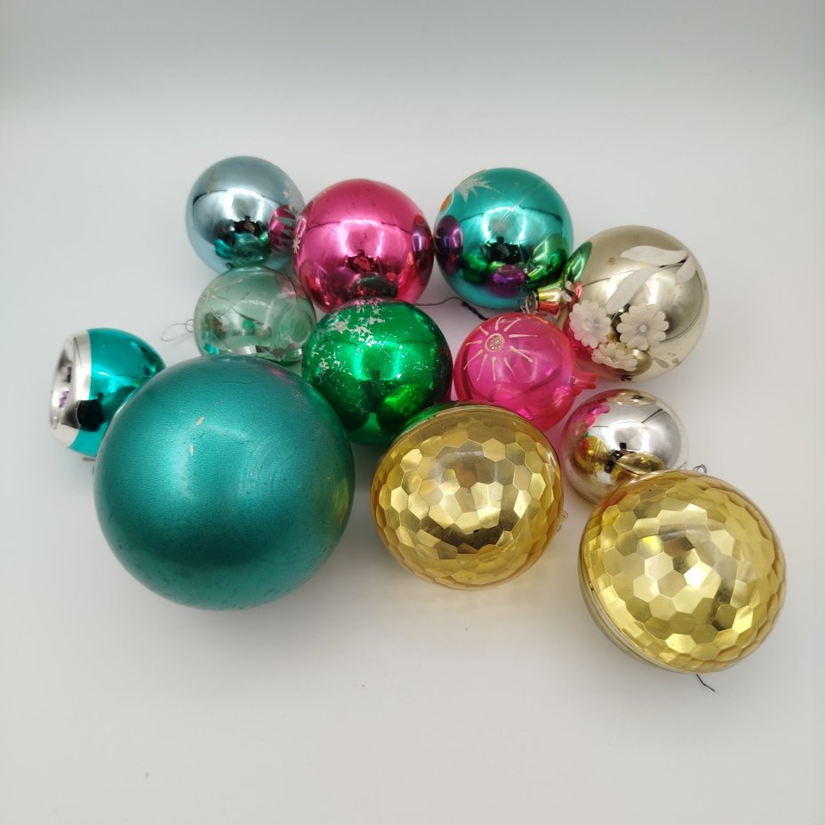 Набор из 25-ти ёлочных игрушек в виде шаров и фонариков