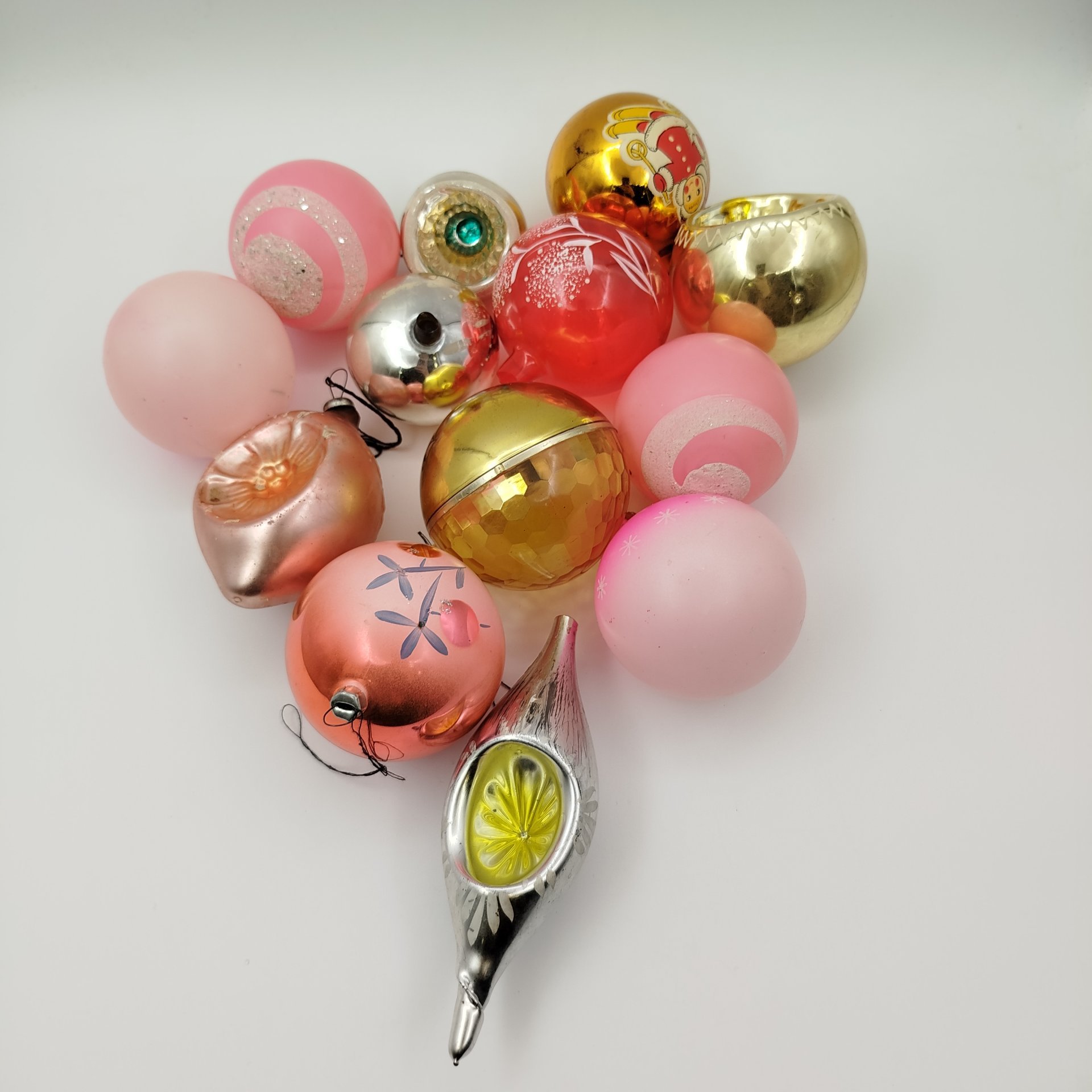Набор из 25-ти ёлочных игрушек в виде шаров и фонариков, стекло, краска, металл, пластик, СССР, 1950-1980 гг.