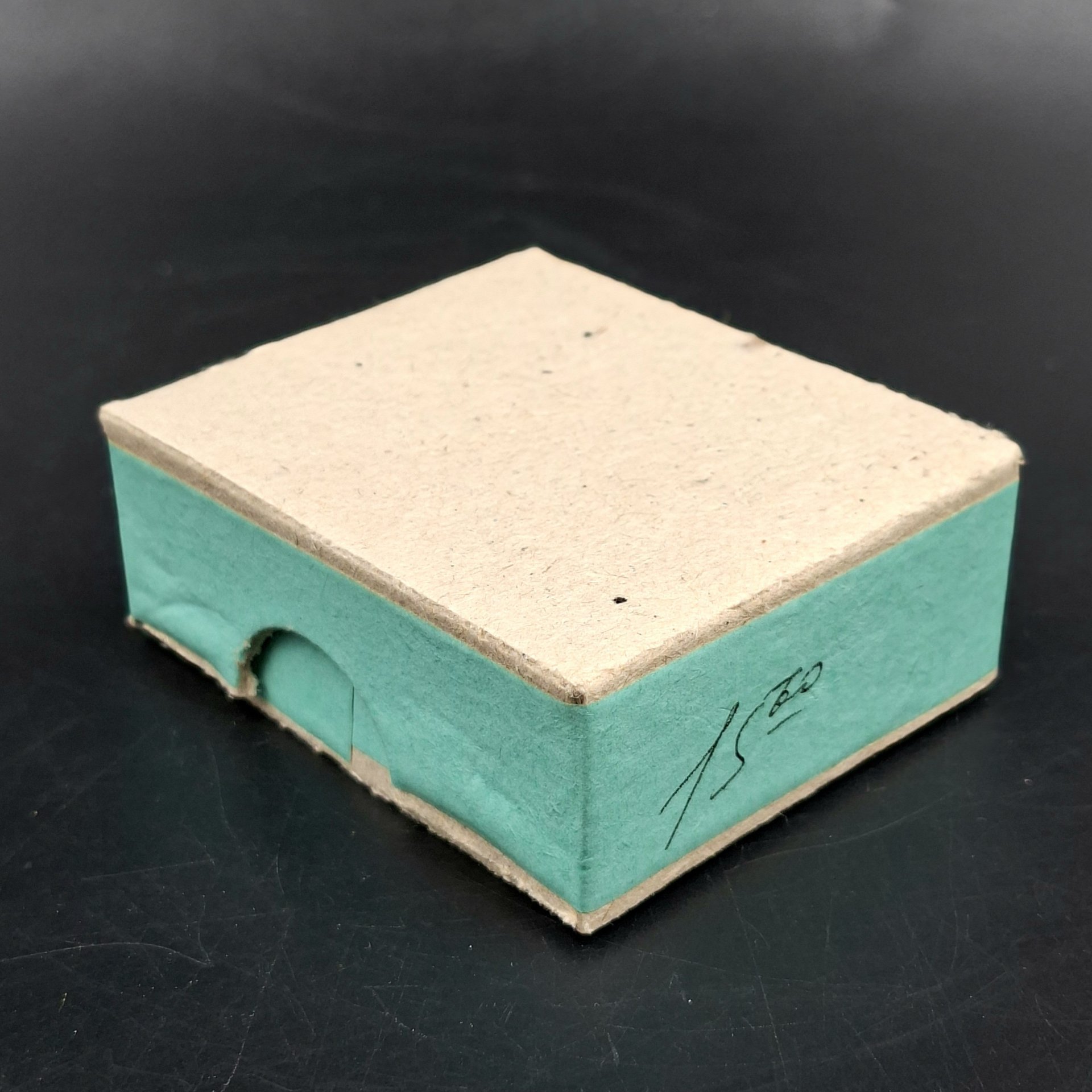 Брошь винтажная "Виноград" в оригинальной коробке, янтарь, латунь, золочение, картон, Калининградский янтарный комбинат, СССР, 1987-1992 гг.