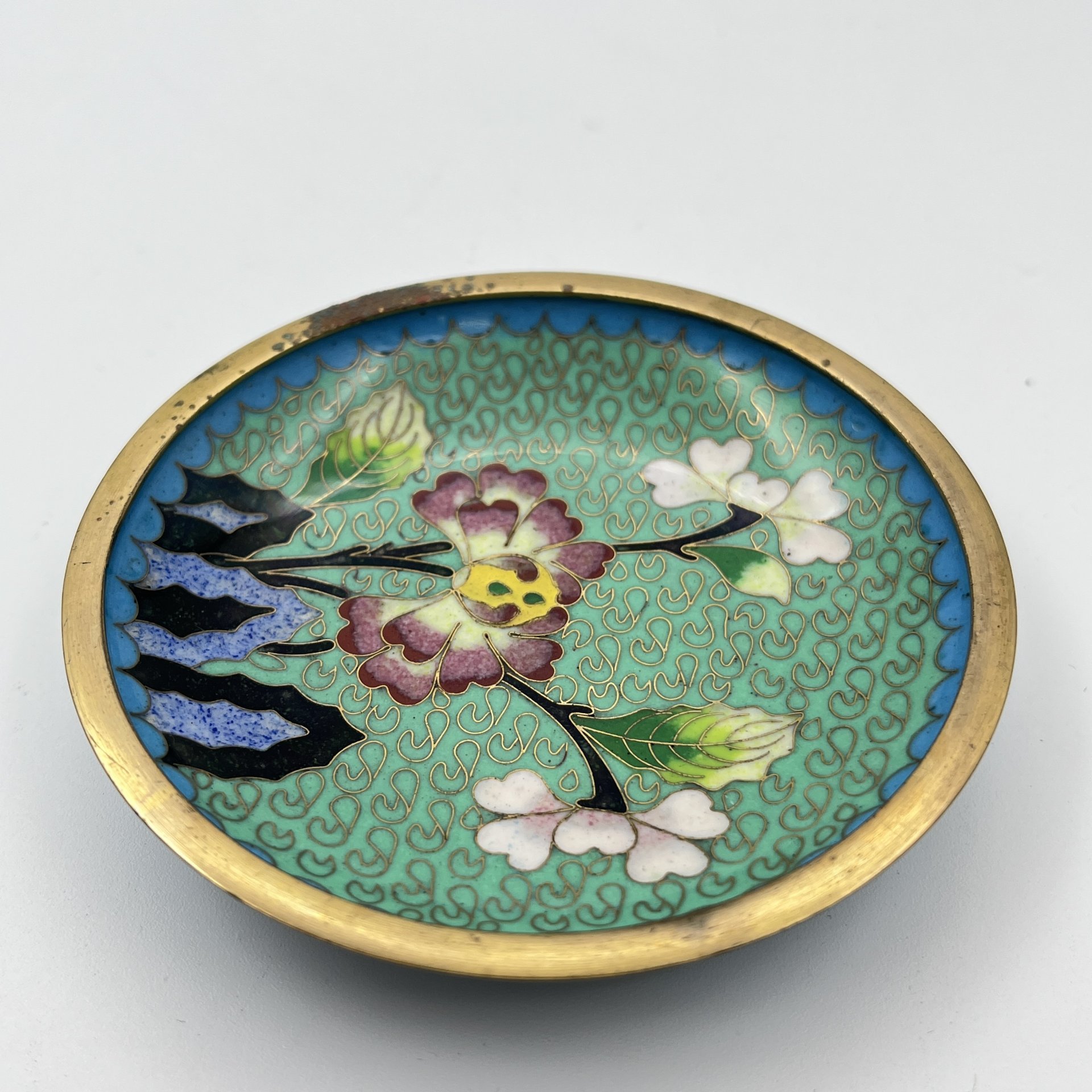 Розетка с цветочным декором на зеленом узорчатом фоне с голубой каймой, выполненная в технике клуазоне, латунь, перегородчатая эмаль, Китай, 1950-1980 гг.