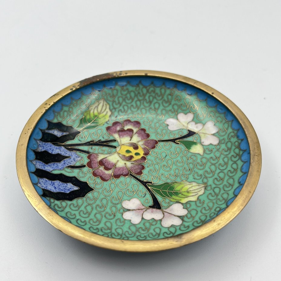 Розетка с цветочным декором на зеленом узорчатом фоне с голубой каймой, выполненная в технике клуазоне, латунь, перегородчатая эмаль, Китай, 1950-1980 гг.