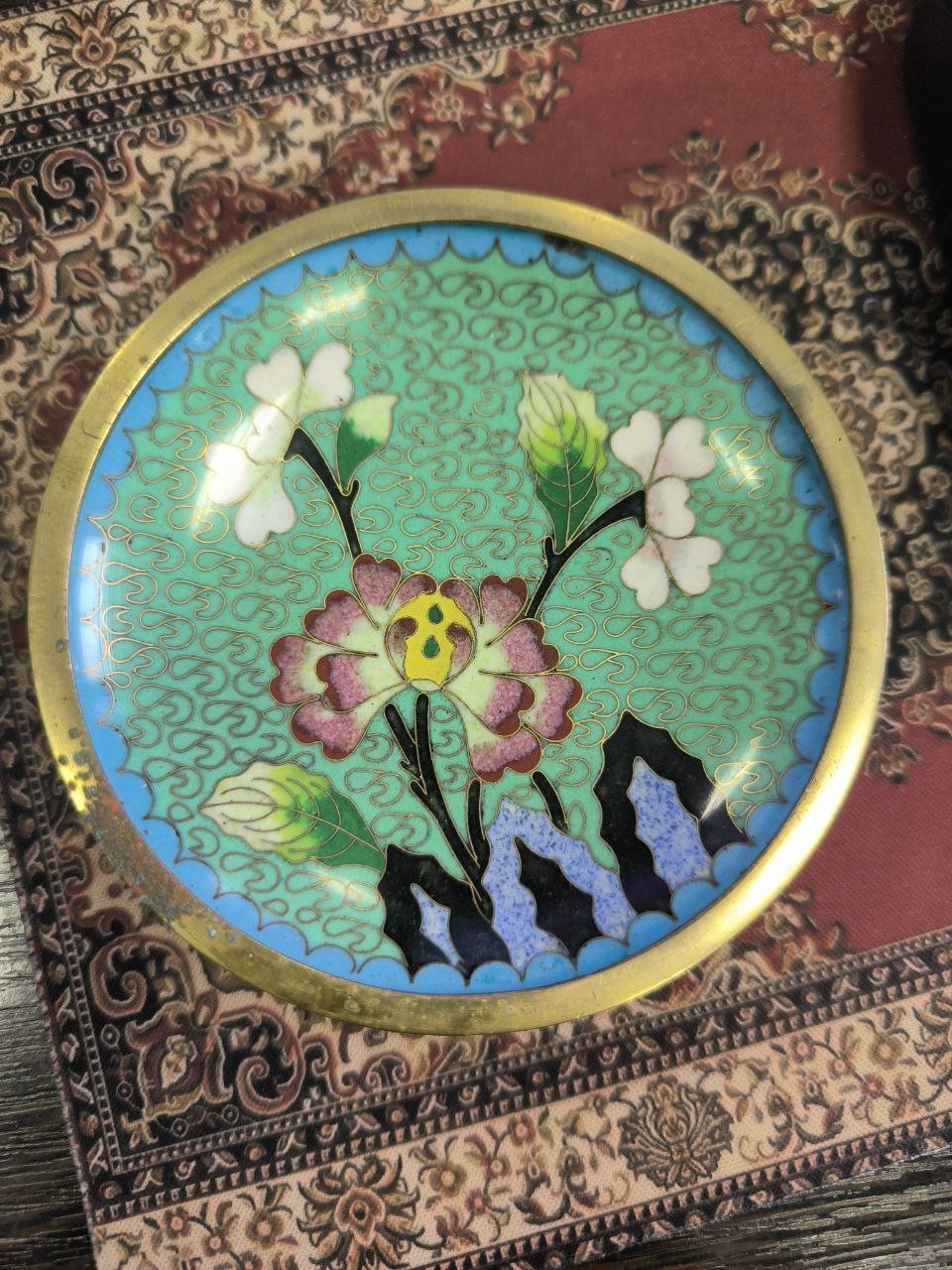 Розетка с цветочным декором на зеленом узорчатом фоне с голубой каймой, выполненная в технике клуазоне, латунь, перегородчатая эмаль, Китай, 1950-1980 гг.