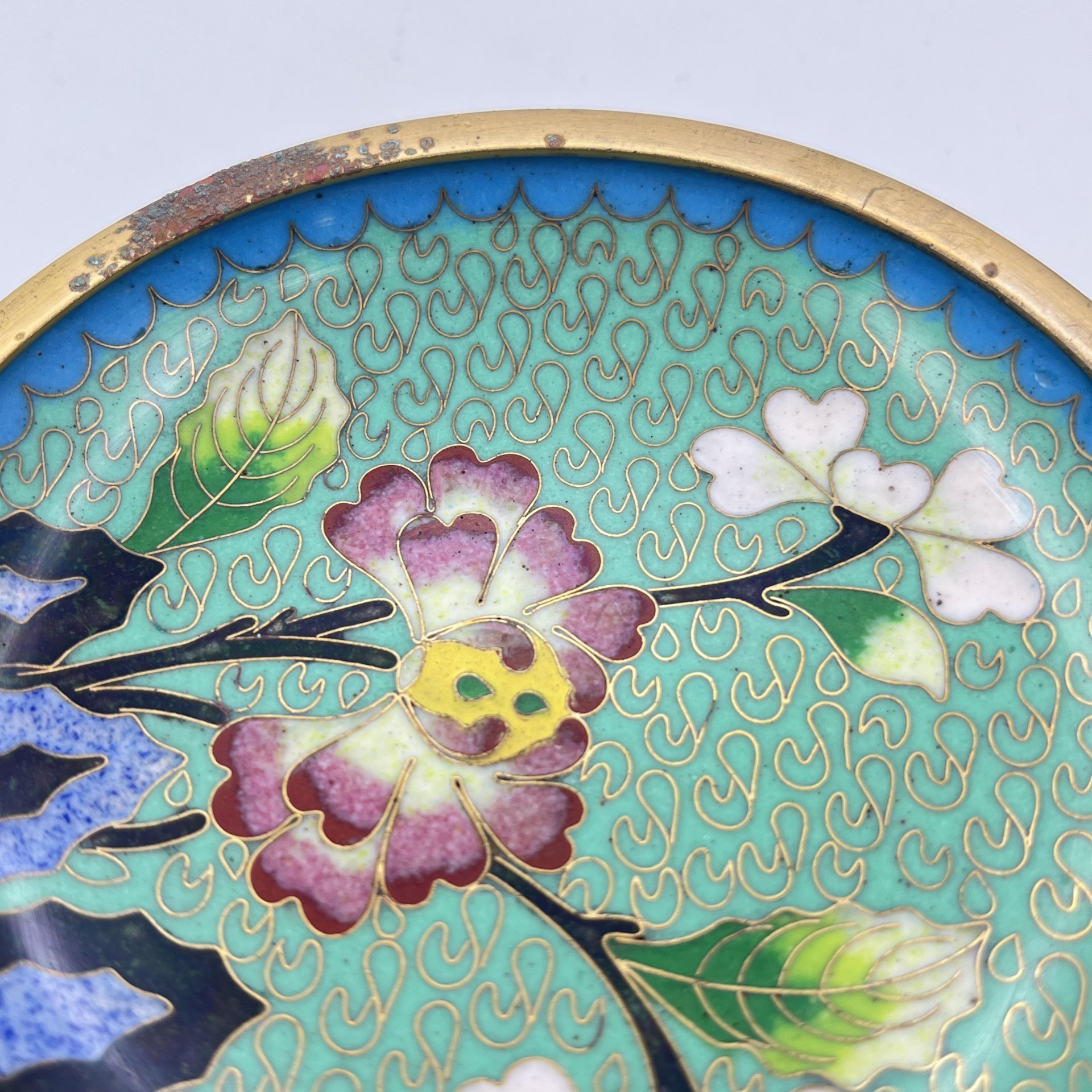 Розетка с цветочным декором на зеленом узорчатом фоне с голубой каймой, выполненная в технике клуазоне, латунь, перегородчатая эмаль, Китай, 1950-1980 гг.