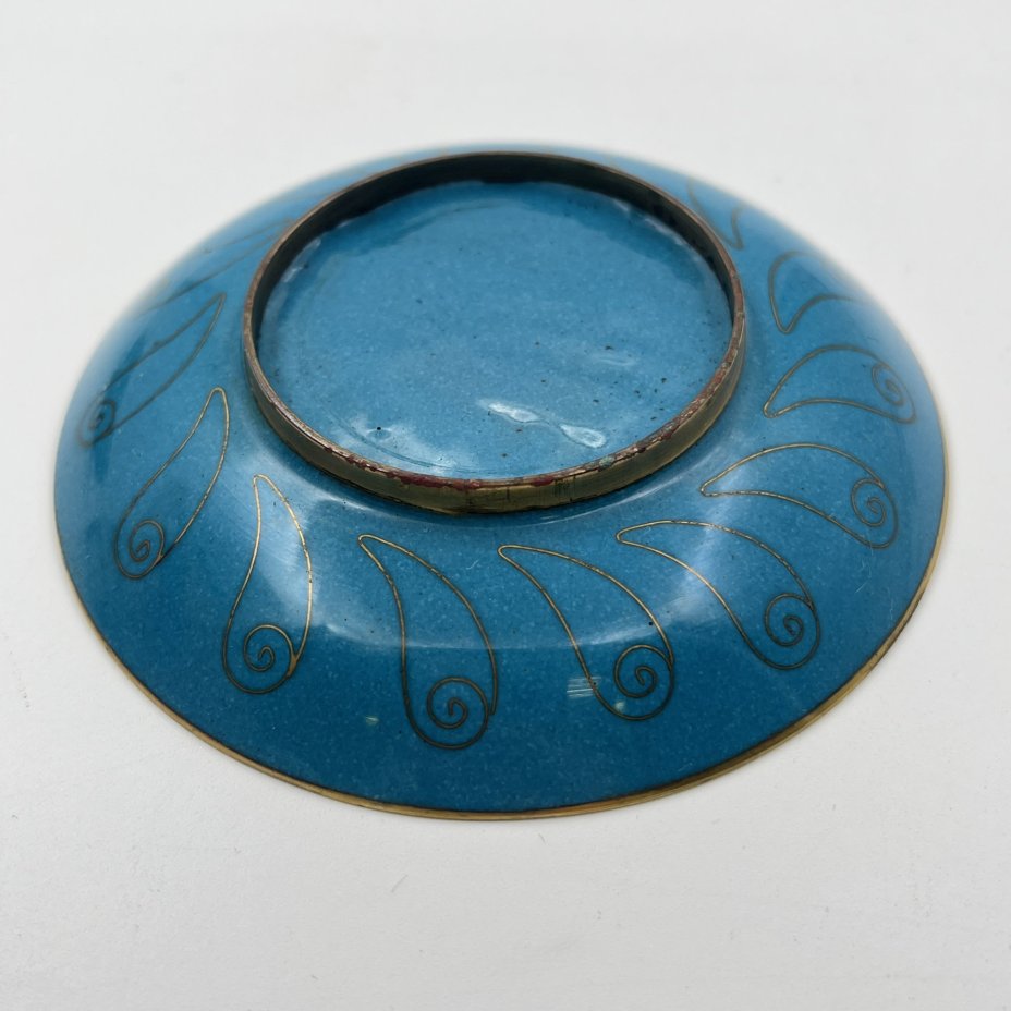 Розетка с цветочным декором на зеленом узорчатом фоне с голубой каймой, выполненная в технике клуазоне, латунь, перегородчатая эмаль, Китай, 1950-1980 гг.