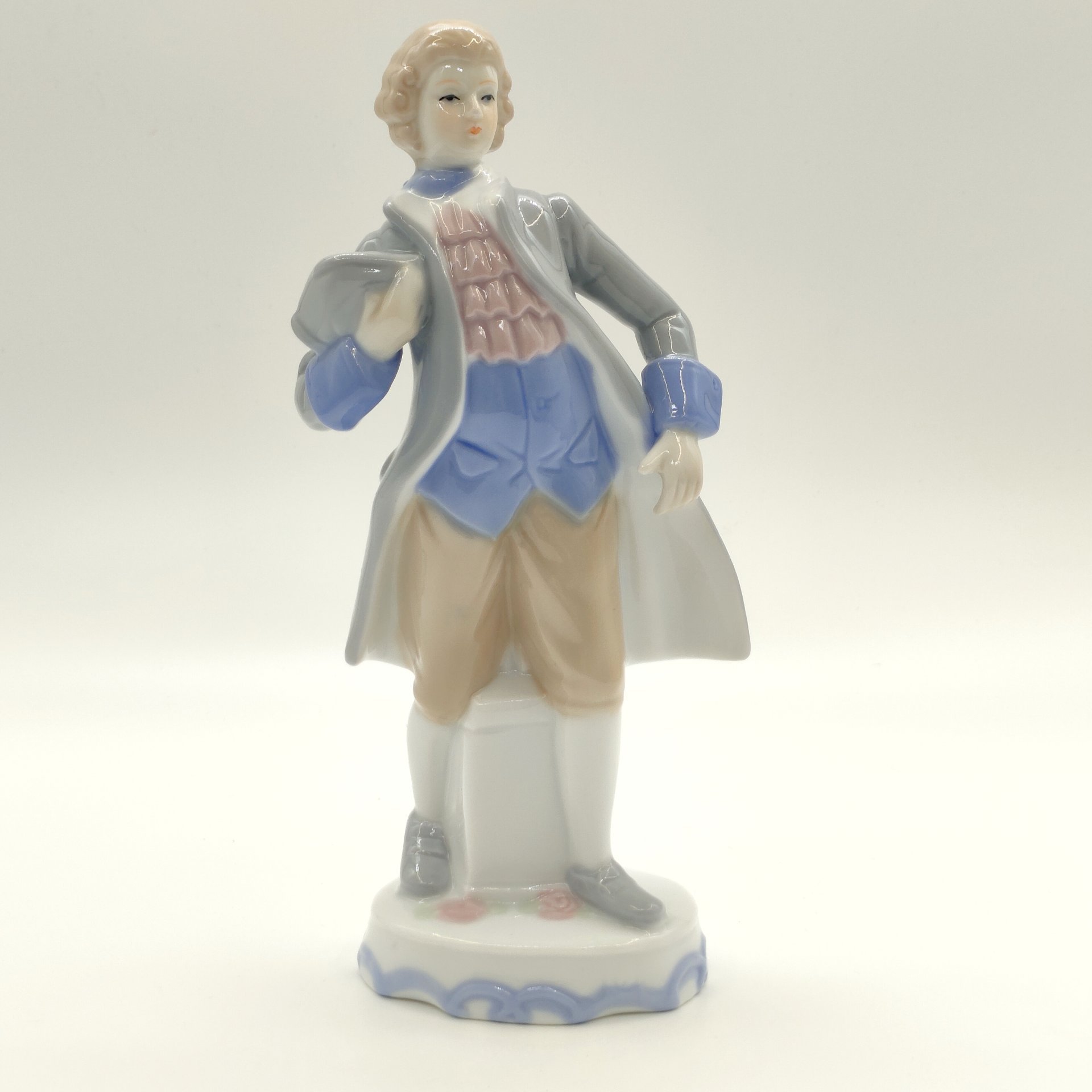 Статуэтка "Галантный кавалер", фарфор, роспись, Китай, 1980-2000 гг.