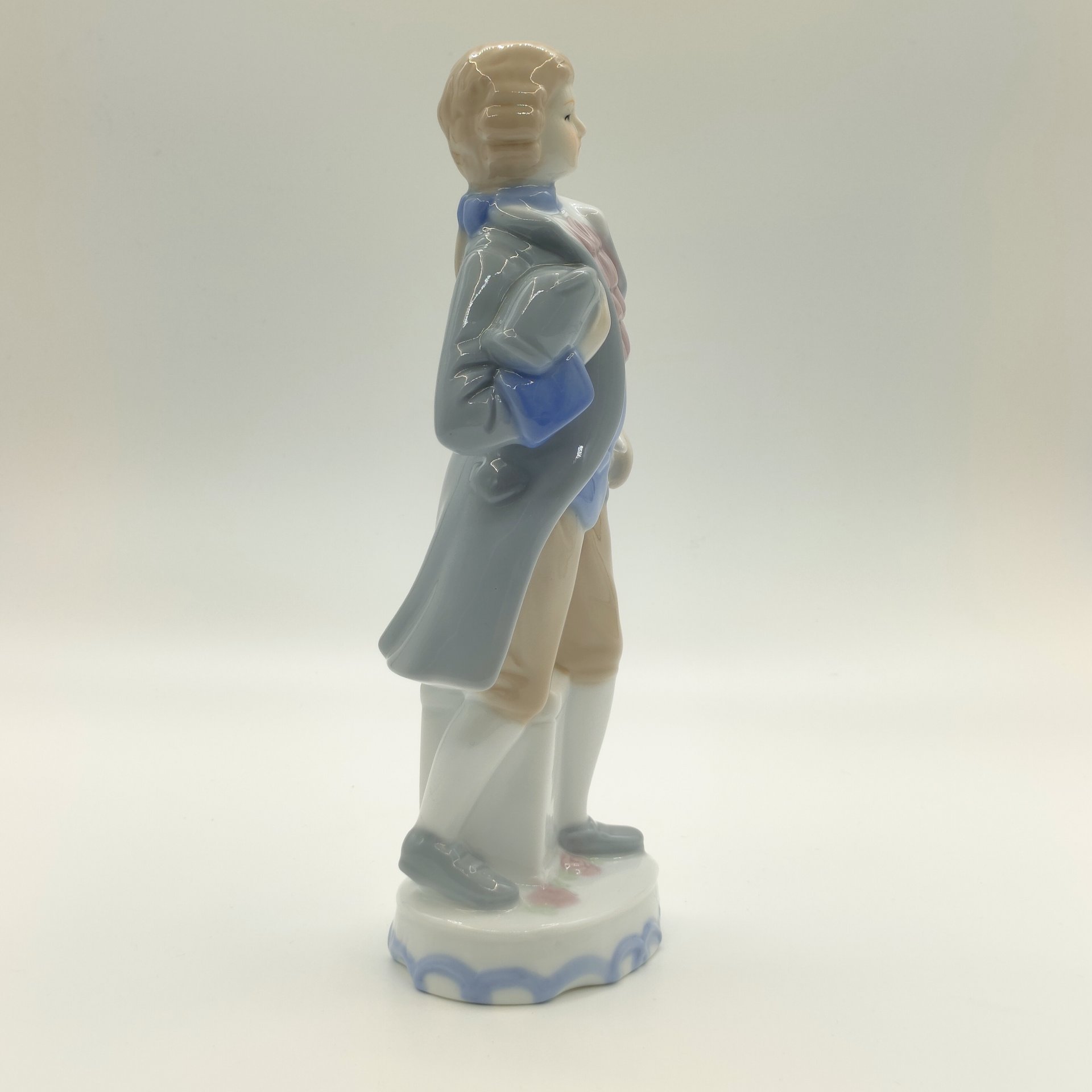 Статуэтка "Галантный кавалер", фарфор, роспись, Китай, 1980-2000 гг.