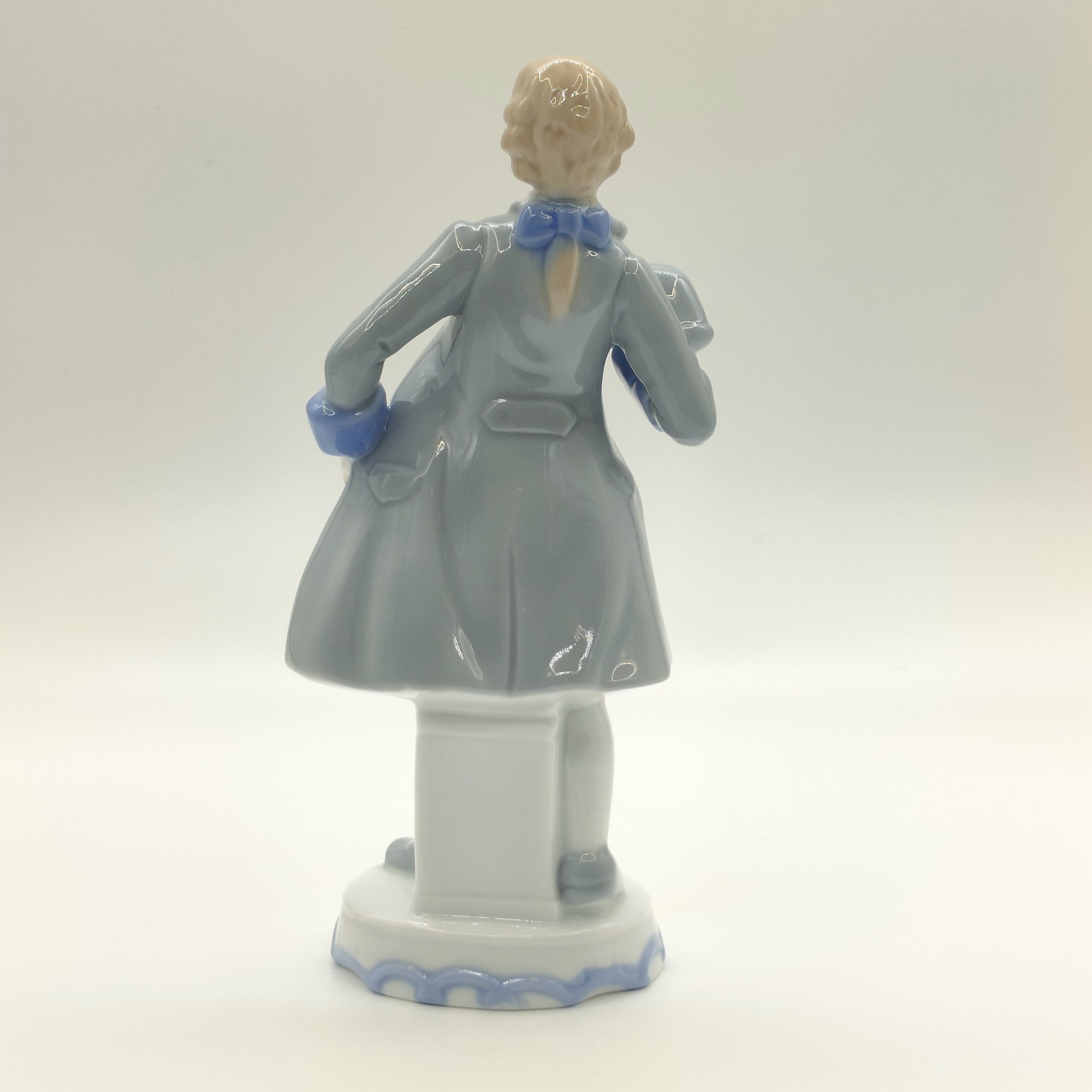 Статуэтка "Галантный кавалер", фарфор, роспись, Китай, 1980-2000 гг.