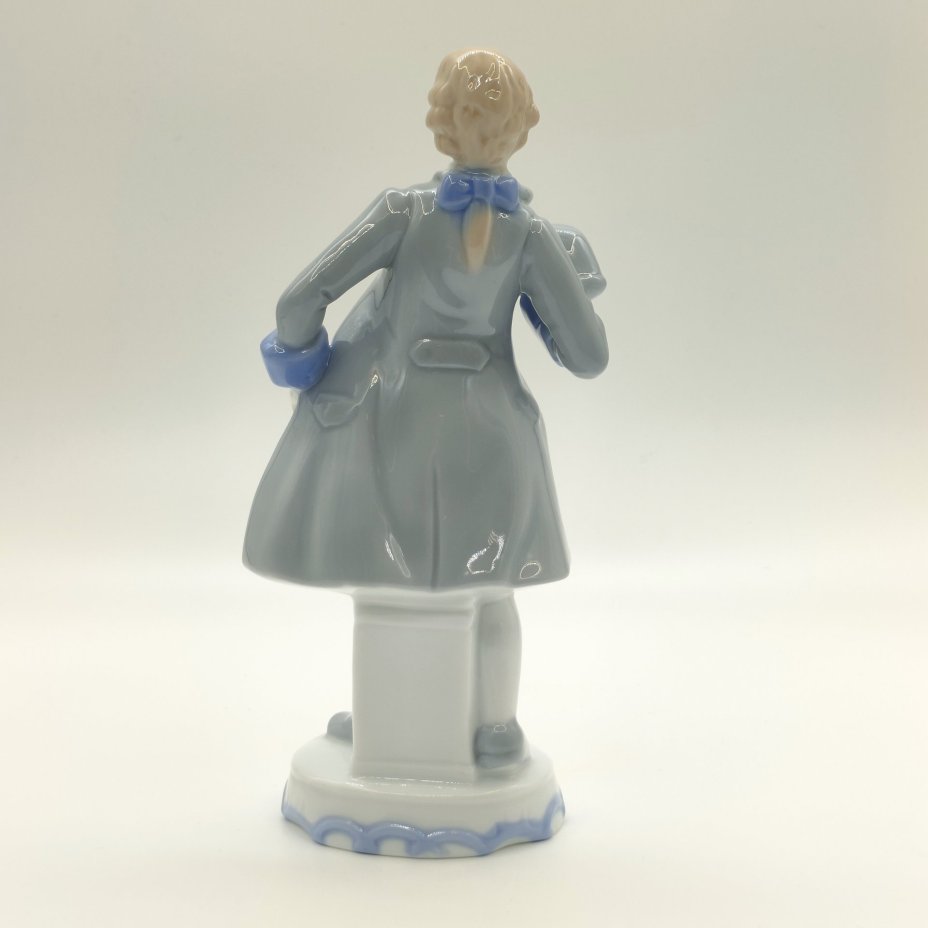 Статуэтка "Галантный кавалер", фарфор, роспись, Китай, 1980-2000 гг.